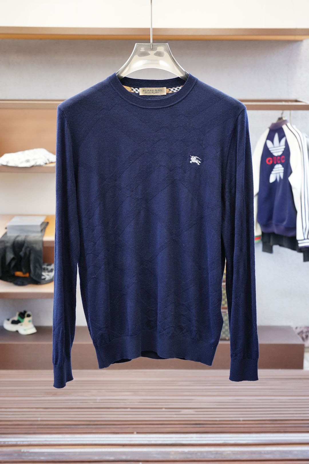 NO:597081,BBR-Burberry-2025, men's high-end lapel combed wool, channel goods from Shanghai Trading Company, three high-end tasting limited series, treasure-level products, exclusive sale!  It is Italy's top luxury brand, specializing in cashmere and wool products. Its design is low-key and luxurious, focusing on fabrics and craftsmanship. This style of clothing adheres to the brand's concept of excellence. The overall silhouette combines high-end and good looks, and the two complement each other. The chest logo captures the brand LOGO.  Inspired by the case, the hand-embroidered design is added to show the luxury performance and give people a high-end temperament. The contrasting color strips on the collar and cuff edges are unique and ingenious, refreshing the traditional POLO visual aesthetic style. It can easily control any important occasion and daily activities.  The fabric material is selected from ultra-fine cotton wool, which is warm to the touch and light in summer] The rare wool for the facial yarn is selected from Italian ultra-fine merino wool. The fiber diameter is less than 19 microns, which is as soft as a cloud and close to the skin. It has excellent breathability. The bottom yarn is made of cotton as the lining, making it more comfortable to wear without pricking the skin, and not stuffy when worn in hot summer. -  The delicate touch has been treated with a special washing process. The surface of the wool has a natural micro-velvet texture, which is as skin-friendly as cashmere, but has stronger wrinkle resistance and durability. - The environmentally friendly dyeing adopts traditional Italian dyeing technology, with full and soft color, excellent light fastness, and long-lasting. This style has three colors to choose from, suitable for various specific occasions. The color is light and versatile, suitable for business and leisure. The upper body has a strong elegant temperament, which is a dual experience of 'quality' and 'beauty'!  A great choice for work and everyday use in your wardrobe. Sizes S-XXL, burberry, alexander wang19860909BBR-巴宝莉-2025,男士高端翻领精梳羊毛,上海贸易公司渠道货,三高端品鉴限量系列,宝藏级臻品,独家发售！是意大利顶级奢侈品牌,主打羊绒和羊毛制品,设计低调奢华,注重面料和工艺.此款衣服,秉承了品牌精益求精的理念,通体轮廓融合高级与颜值,二者相得益彰,胸口标识抓取品牌LOGO图案为灵感,增添手工刺绣设计,更显奢华性能所在,给人一种高级的气质腔调,领边与袖口边撞色条,独出心裁,别具匠心,刷新了传统POLO视觉审美画风.轻松驾驭任何重要场合与日常活动. 面料材质臻选超细棉羊毛,触手生温的夏日轻盈】  面部纱线珍稀羊毛精选意大利超细美利奴羊毛,纤维直径低于19微米,如云朵般轻柔贴肤,透气性极佳,底层纱线运用棉线做里层,让穿着更舒适不扎皮肤,炎夏穿着亦不闷热.  - 细腻触感经特殊水洗工艺处理,羊毛表面呈现天然微绒质感,亲肤性堪比羊绒,却兼具更强的抗皱性与耐用性.  - 环保染色采用意大利传统染色技术,色泽饱满柔和,日光牢度卓越,历久弥新.  此款共有三个色可以选择,适合各种特定场合穿着, 配色轻熟百搭,商务休闲皆可,上身儒雅气质感极强,是“质”与“美”的双重体验！衣橱中工作与日常的绝佳选择尺码S-XXL,,burberry,alexander wang,Men's clothing