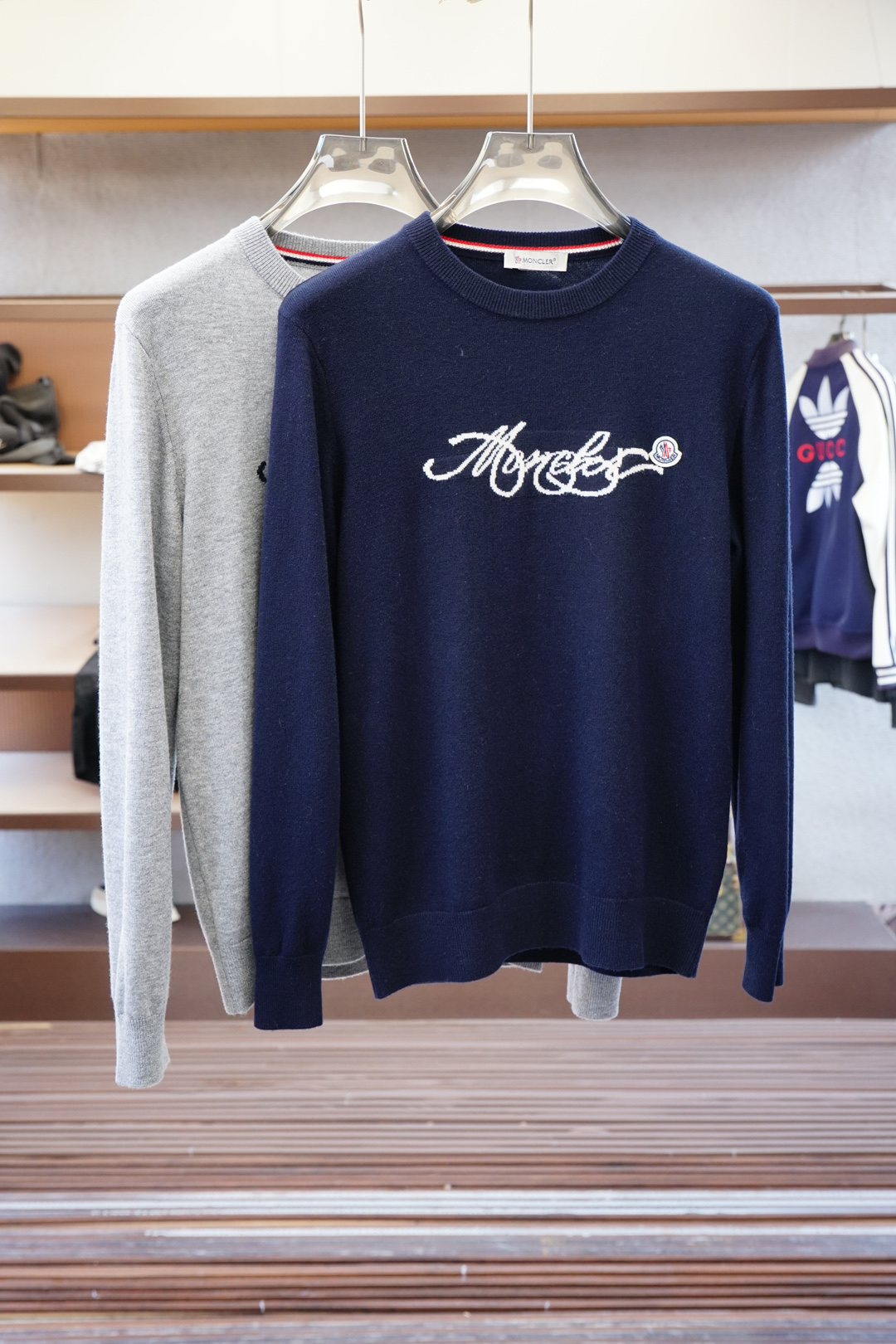 NO:597084,Meng Mouth, 2025, men's high-end lapel combed wool, channel goods from Shanghai Trading Company, three high-end tasting limited series, treasure-level products, exclusive sale!  It is Italy's top luxury brand, specializing in cashmere and wool products. Its design is low-key and luxurious, focusing on fabrics and craftsmanship. This style of clothing adheres to the brand's concept of excellence. The overall silhouette combines high-end and good looks, and the two complement each other. The chest logo captures the brand LOGO.  Inspired by the case, the hand-embroidered design is added to show the luxury performance and give people a high-end temperament. The contrasting color strips on the collar and cuff edges are unique and ingenious, refreshing the traditional POLO visual aesthetic style. It can easily control any important occasion and daily activities.  The fabric material is selected from ultra-fine cotton wool, which is warm to the touch and light in summer] The rare wool for the facial yarn is selected from Italian ultra-fine merino wool. The fiber diameter is less than 19 microns, which is as soft as a cloud and close to the skin. It has excellent breathability. The bottom yarn is made of cotton as the lining, making it more comfortable to wear without pricking the skin, and not stuffy when worn in hot summer. -  The delicate touch has been treated with a special washing process. The surface of the wool has a natural micro-velvet texture, which is as skin-friendly as cashmere, but has stronger wrinkle resistance and durability. - The environmentally friendly dyeing adopts traditional Italian dyeing technology, with full and soft color, excellent light fastness, and long-lasting. This style has three colors to choose from, suitable for various specific occasions. The color is light and versatile, suitable for business and leisure. The upper body has a strong elegant temperament, which is a dual experience of 'quality' and 'beauty'!  A great choice for work and everyday use in your wardrobe. Sizes S-XXL, Moncler, alexander wang19860909蒙口,2025,男士高端翻领精梳羊毛,上海贸易公司渠道货,三高端品鉴限量系列,宝藏级臻品,独家发售！是意大利顶级奢侈品牌,主打羊绒和羊毛制品,设计低调奢华,注重面料和工艺.此款衣服,秉承了品牌精益求精的理念,通体轮廓融合高级与颜值,二者相得益彰,胸口标识抓取品牌LOGO图案为灵感,增添手工刺绣设计,更显奢华性能所在,给人一种高级的气质腔调,领边与袖口边撞色条,独出心裁,别具匠心,刷新了传统POLO视觉审美画风.轻松驾驭任何重要场合与日常活动. 面料材质臻选超细棉羊毛,触手生温的夏日轻盈】  面部纱线珍稀羊毛精选意大利超细美利奴羊毛,纤维直径低于19微米,如云朵般轻柔贴肤,透气性极佳,底层纱线运用棉线做里层,让穿着更舒适不扎皮肤,炎夏穿着亦不闷热.  - 细腻触感经特殊水洗工艺处理,羊毛表面呈现天然微绒质感,亲肤性堪比羊绒,却兼具更强的抗皱性与耐用性.  - 环保染色采用意大利传统染色技术,色泽饱满柔和,日光牢度卓越,历久弥新.  此款共有三个色可以选择,适合各种特定场合穿着, 配色轻熟百搭,商务休闲皆可,上身儒雅气质感极强,是“质”与“美”的双重体验！衣橱中工作与日常的绝佳选择尺码S-XXL,,Moncler,alexander wang,Men's clothing