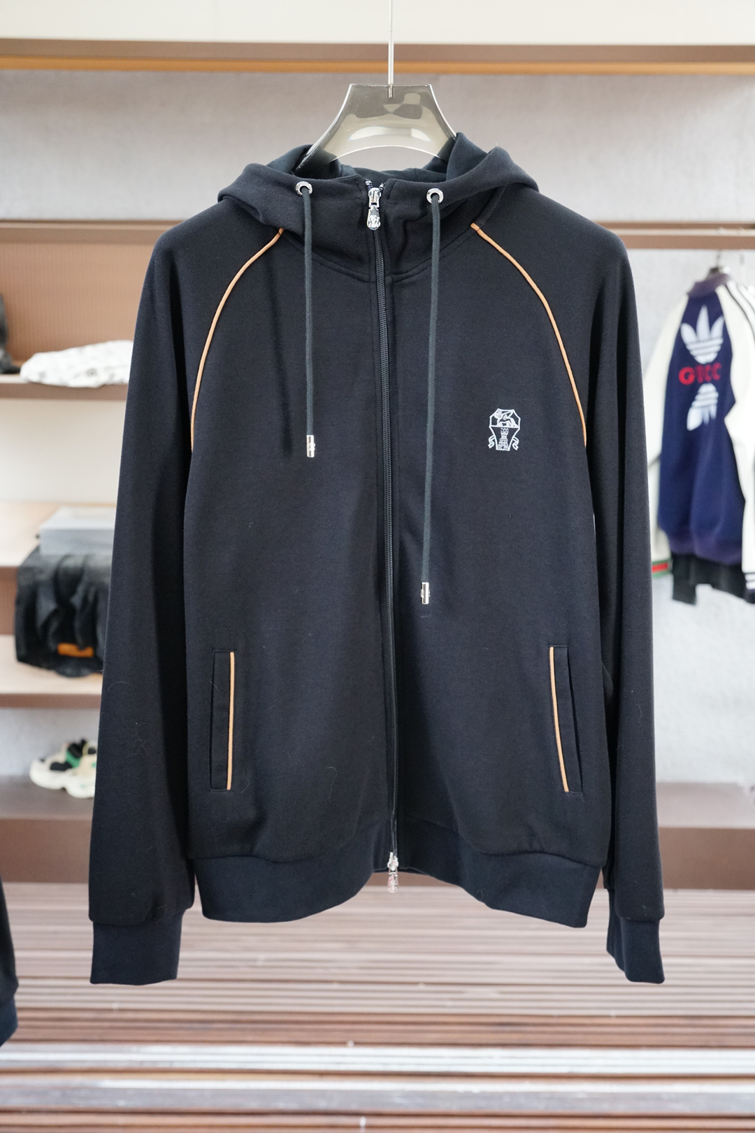 布鲁提-2025秋冬新品休闲套装！简单大方连帽专柜定制刺绣logo设计 工艺设计！干净利落剪裁 都市风十