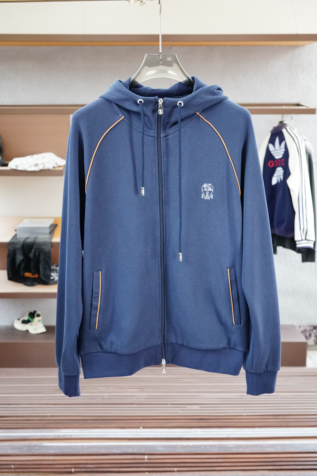布鲁提-2025秋冬新品休闲套装！简单大方连帽专柜定制刺绣logo设计 工艺设计！干净利落剪裁 都市风十