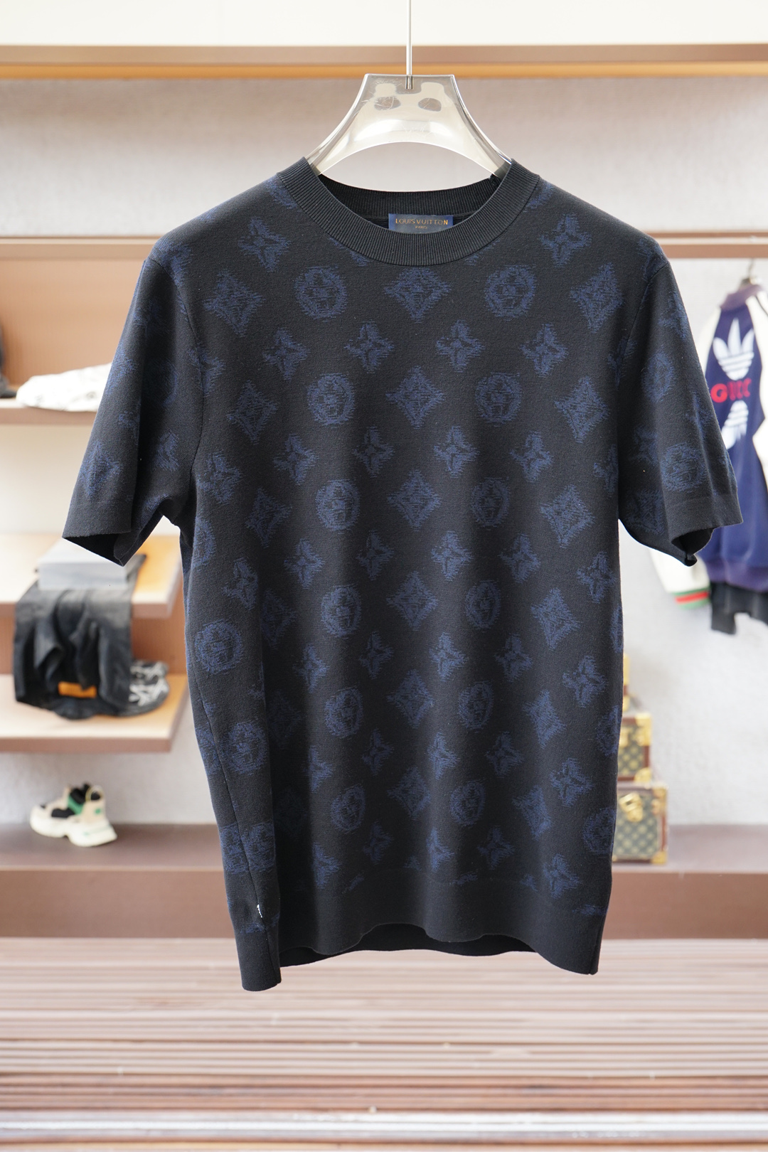 NO:537190,LV Louis Vuitton/High-end ready-to-wear 2025 autumn and winter jacquard basement series!  Mature men, light-client men, favorite styles, the most classic, clean color commuting, versatile and handsome round neck short-sleeved base shirt, the consistent good style, imported original ultra-fine imported cotton knitted fabric, soft and elastic, men's wardrobe, basic base shirts are indispensable in men's wardrobe. They can be matched with various clothing anytime and anywhere to meet your daily life needs. The fabrics and factories we choose are used by first-tier brands, and the clothes are very simple and low-key designs. Dear, buy them quickly!  Size M-XX L (model 173120 catties M), louis vuitton,louis vuitton,t-shirt,alexander wang19860909LV 路易威登/高级成衣 2025秋冬提花打底系列！熟男 轻熟男 最爱款式 最经典净色通勤百搭帅气的圆领短袖打底衫 一贯的好版型 进口原版超细进口棉针织面料,面料柔软 弹性细腻 男人的衣柜都少不了基础打底衫 随时随地都可以拿来搭配各种服饰 满足您日常生活需求 .我们所选择的面料及工厂都是一线品牌所使用的 ,衣服设计非常的简洁 ,很是低调的设计 亲们赶紧入手！尺码M-XX L（模特173120斤M）,,louis vuitton,louis vuitton,T-shirt,alexander wang,Men's clothing