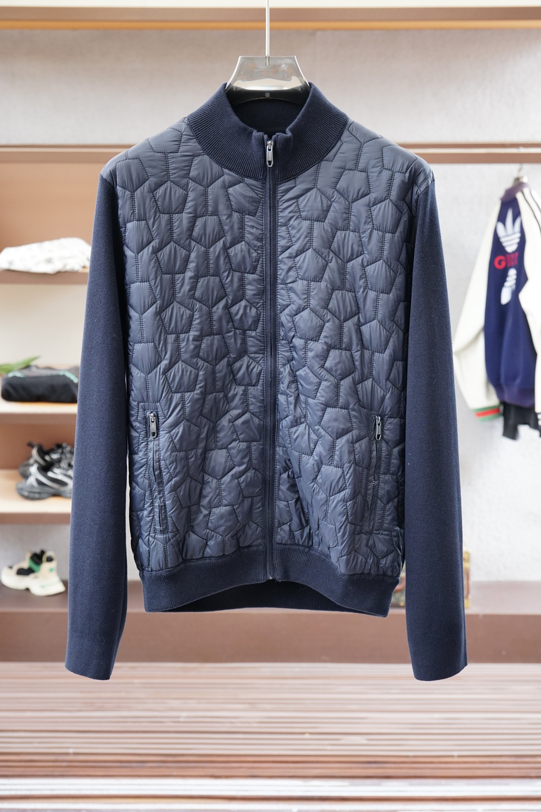 NO:537196,Zenia/2025 autumn and winter series is available for new Ze*na.Jenia's new autumn and winter fashion and casual men's wool knitted jacket!  The high-end custom ready-made garments series, suitable for all occasions to wear, all custom-made to create the most perfect details, imported custom-made comfortable wool knitted fabric inner accessories, zippers, all details are perfectly crafted, the haute couture series ready-made garments are extremely exquisite and perfect. Real-life shooting, without any modification. Number M-3XL, zegna, jackets & coats, alexander wang19860909杰尼亚/2025秋冬系列上新  Ze*na.杰尼亚秋冬新品时尚休闲男士羊毛针织外套！高级定制成衣系列、适合各种场合穿着、全部定制打造最完美细节、进口定制舒适羊毛针织面料内里辅料、拉链、所有细节做工完美,高定系列成衣剪裁极为精致,完美品质.实物拍摄,无任何修饰.码数M-3XL,,zegna,jackets & coats,alexander wang,Men's clothing