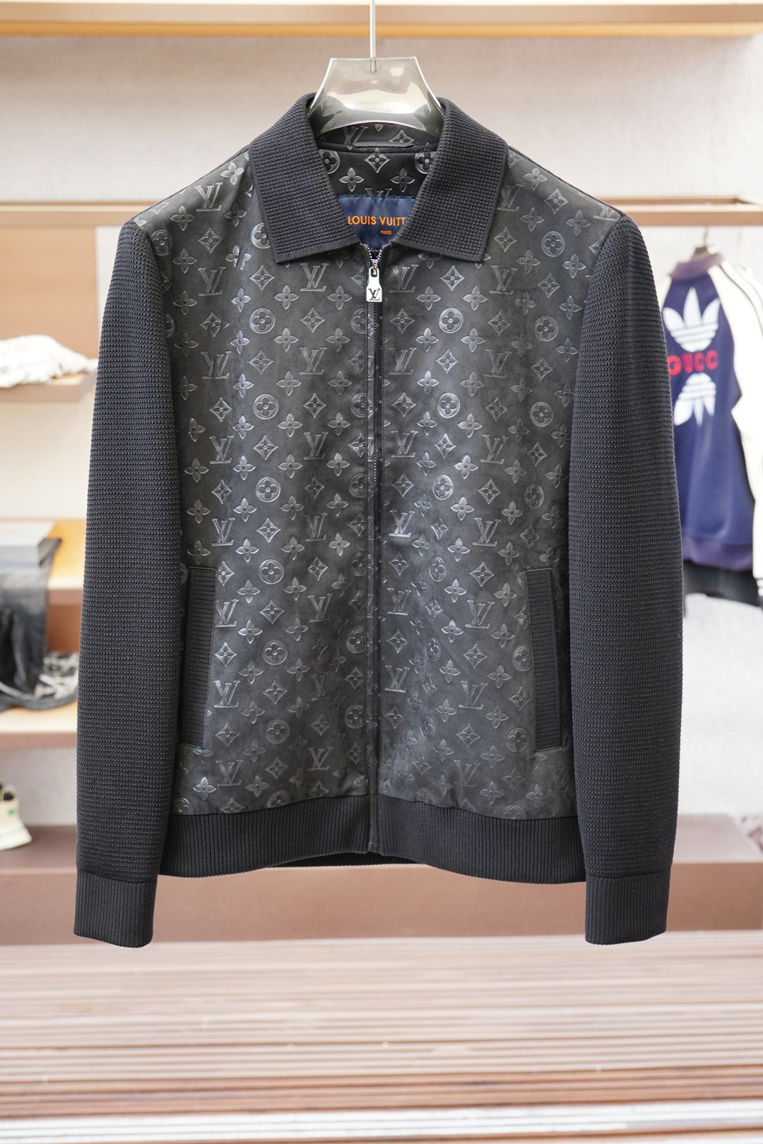 NO:537194,Lv Louis Vuitton - 2025 autumn and winter masterpiece new styles. The 2025 FW autumn and winter new products for cabinets are on sale, business and casual fashion essentials, collar and arms splicing knitted. Jacquard Jacquard fabrics are customized for riri hardware to feel the top fashion trends. Color black beige Size M-3XL,,louis vuitton,louis vuitton,alexander wang19860909Lv 路易威登-2025 秋冬力作新款 柜柜在售的2025 FW秋冬新品,商务休闲时尚必备,领子和手臂拼接针织.满身提花提花面料定制riri五金件,感受顶尖穿搭潮流. 颜色黑色米色 尺码M-3XL,,louis vuitton,louis vuitton,alexander wang,Men's clothing