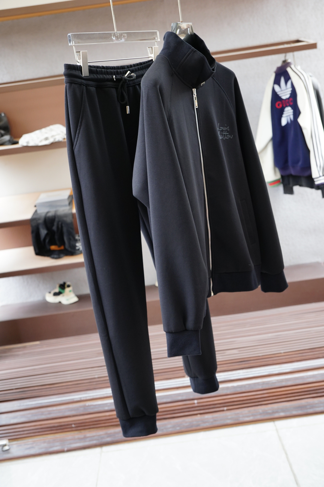 NO:538041,Lv Louis Vuitton - 2025 autumn and winter new casual set!  Simple and elegant hooded counter custom embroidery logo design, craft design!  Clean and neat tailored, full of urban style. It is available for exclusive top custom fabrics, soft and dry, and the upper body has a crisp and stylish effect. The three-dimensional cutting process and the style are all high-standard and appropriate silhouette versions!  It’s not tight, just feel good when you wear it. With so many top-quality raw materials, you can create high-end products with unparalleled value, and the upper body effect is super good!  Color black and blue, digit number 48M~56XXXL (model 173, 143 catties upper body 50 digits), louis vuitton,louis vuitton,hats,alexander wang19860909Lv 路易威登-2025秋冬新品休闲套装！简单大方连帽专柜定制刺绣logo设计 工艺设计！干净利落剪裁 都市风十足 可供独家顶级定制面料,手感软糯干爽,上身效果挺括有型.立体裁剪工艺,版型上都是高标准,恰当好处的廓型版！又恰恰不紧绷,穿上心情就好,,如此众多的顶级原料,打造出价值感无与伦比的高端产品,上身效果超级好看！颜色黑色蓝色,码数48M~56XXXL（模特173,143斤上身50码）,,louis vuitton,louis vuitton,hats,alexander wang,Men's clothing