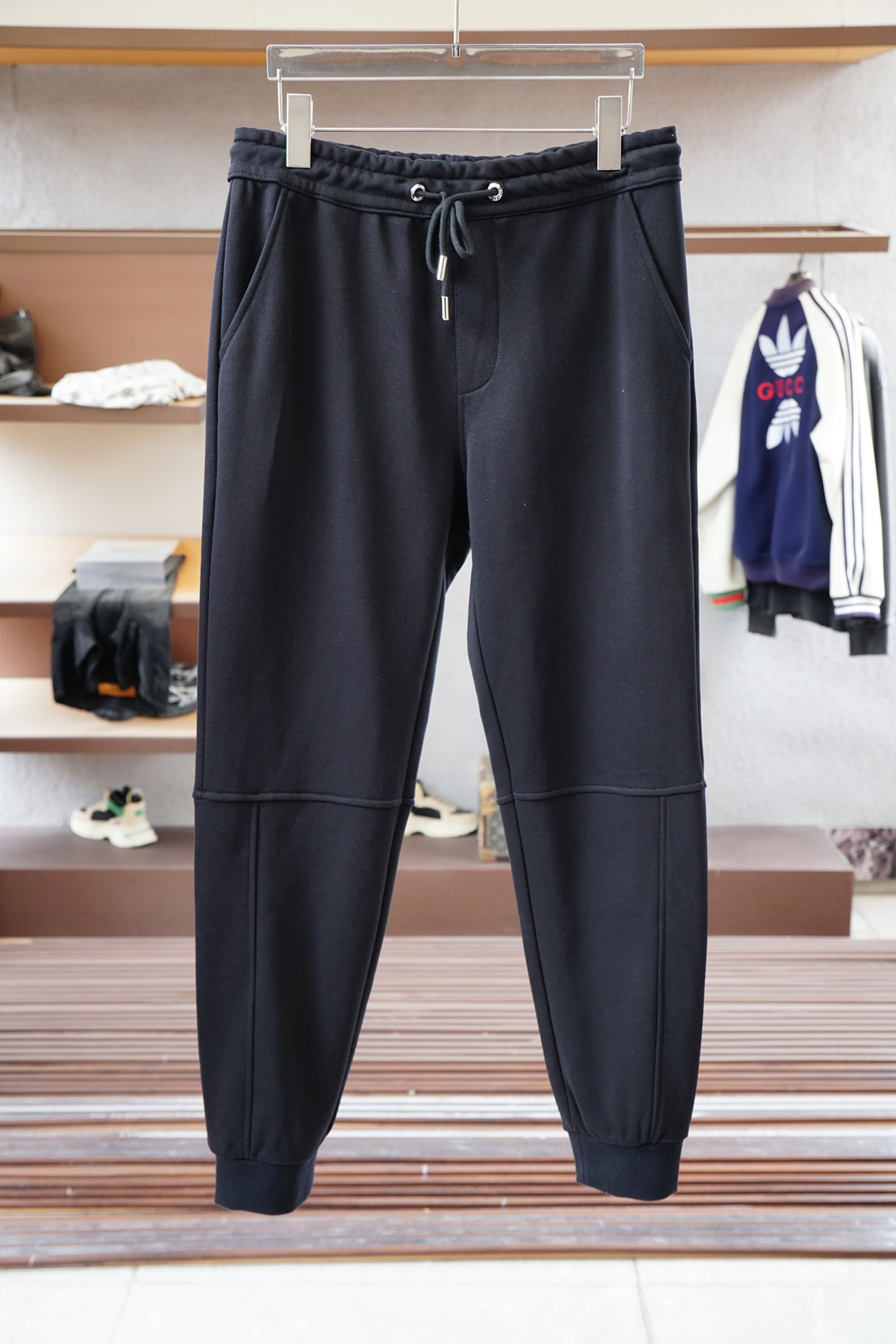 NO:538043,Zenia-2025 autumn and winter new casual set!  Simple and generous hooded counter custom embroidery logo design, craft design!  Clean and neat tailored, full of urban style. It is available for exclusive top custom fabrics, soft and dry, and the upper body has a crisp and stylish effect. The three-dimensional cutting process and the style are all high-standard and appropriate silhouette versions!  It’s not tight, just feel good when you wear it. With so many top-quality raw materials, you can create high-end products with unparalleled value, and the upper body effect is super good!  Color black and blue, yards 48M~56XXXL (model 173, 143 catties upper body 50 yards), zegna, hats, alexander wang19860909杰尼亚-2025秋冬新品休闲套装！简单大方连帽专柜定制刺绣logo设计 工艺设计！干净利落剪裁 都市风十足 可供独家顶级定制面料,手感软糯干爽,上身效果挺括有型.立体裁剪工艺,版型上都是高标准,恰当好处的廓型版！又恰恰不紧绷,穿上心情就好,,如此众多的顶级原料,打造出价值感无与伦比的高端产品,上身效果超级好看！颜色黑色蓝色,码数48M~56XXXL（模特173,143斤上身50码）,,zegna,hats,alexander wang,Men's clothing