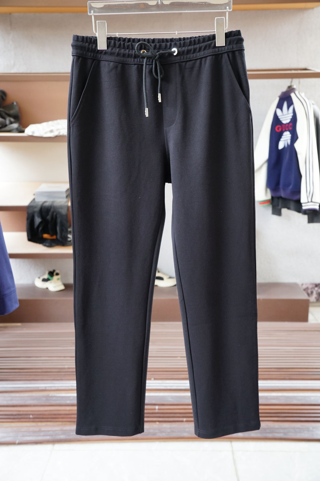 NO:538045,LP-2025 autumn and winter new casual set!  Simple and generous hooded counter custom embroidery logo design, craft design!  Clean and neat tailored, full of urban style. It is available for exclusive top custom fabrics, soft and dry, and the upper body has a crisp and stylish effect. The three-dimensional cutting process and the style are all high-standard and appropriate silhouette versions!  It’s not tight, just feel good when you wear it. With so many top-quality raw materials, you can create high-end products with unparalleled value, and the upper body effect is super good!  Color black and blue, digit number 48M~56XXXL (model 173, 143 catties upper body 50 digits), loro piana, hats, alexander wang19860909LP-2025秋冬新品休闲套装！简单大方连帽专柜定制刺绣logo设计 工艺设计！干净利落剪裁 都市风十足 可供独家顶级定制面料,手感软糯干爽,上身效果挺括有型.立体裁剪工艺,版型上都是高标准,恰当好处的廓型版！又恰恰不紧绷,穿上心情就好,,如此众多的顶级原料,打造出价值感无与伦比的高端产品,上身效果超级好看！颜色黑色蓝色,码数48M~56XXXL（模特173,143斤上身50码）,,loro piana,hats,alexander wang,Men's clothing