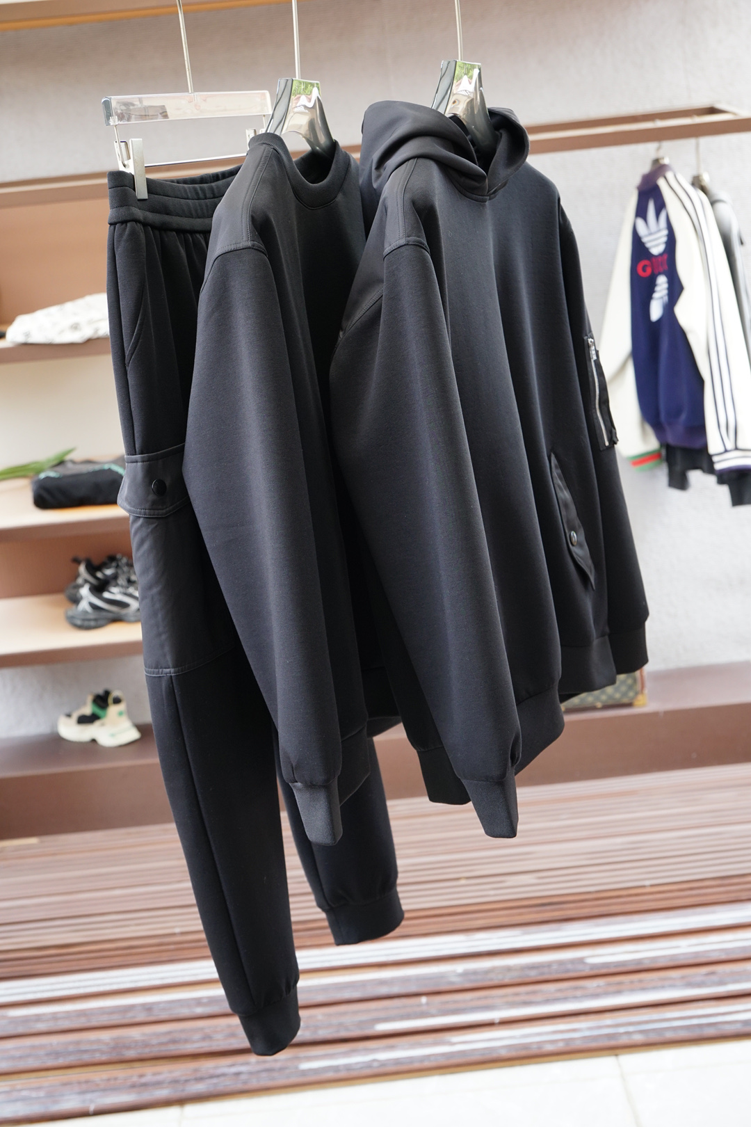 NO:538047,Hat sweatshirt, round neck sweatshirt, pants. 2025 autumn and winter series is new. Prada cotton-blend and recycled nylon hooded sweatshirt is made of high-end blended cotton, with a weight of 400 grams. Through the double-sided mesh structure design, it not only enhances the warmth of the clothes, but also ensures good breathability and lightness, and can maintain a comfortable experience even in autumn and winter. Cleverly incorporates the windbreaker fabric made of PA (polyamide, commonly known as nylon) into the design. This fabric is known for its wear resistance, waterproof and good elasticity, adding an additional protective layer to the jacket for changing weather conditions, while maintaining the overall sense of fashion and high-end. Hat plus cotton design is more three-dimensional and comfortable The drawstring design of the body is not only easy to adjust the elasticity, but also adds a sense of casualness and leisure. This design allows the jacket to easily adapt to different figures, whether it is daily travel or outdoor activities, to show a unique style and comfort. The patch pocket design is not only practical and convenient for storing small objects, but also for decoration. It breaks the monotony with its simple and powerful geometric shape, injects vitality and fashion into the whole jacket, making it stand out among many windbreakers and becomes a versatile and eye-catching item. With its exquisite craftsmanship, selected fabrics and clever design details, this Prada jacket satisfies the dual pursuit of fashion and practicality of modern people. Whether it is business travel or leisure time, it can show the wearer's unique taste and extraordinary temperament. Size M - 3XL, prada, prada, hoodie, sweatshirts, jackets & coats, hats, alexander wang19860909帽子卫衣,圆领卫衣,裤子 2025秋冬系列上新 Prada 棉质混纺和再生尼龙连帽卫衣 采用高级混纺棉材质,重量达到 400克通过双面网眼结构设计,不仅增强了衣物的保暖性能,还确保了良好的透气性与轻盈感,即便在秋冬季节也能保持舒适体验.巧妙地将PA(聚酰胺,俗称尼龙)材质的风衣面料融入设计中,这种面料以其耐磨、防水及良好的弹性著称,为外套增添了额外的防护层适合多变的天气条件,同时保持了整体的时尚感与高级感.帽子加棉设计 更立体更舒适 衣身的抽绳设计不仅便于调节松紧,更增添了一份随性与休闲感,这种设计使得外套能够轻松适配不同身形,无论是日常出行还是户外活动,都能展现独特的风格与舒适度 贴袋设计,不仅实用便于存放小物件,还做以装饰.以简洁而有力的几何形状打破了单调,为整件外套注入了活力与时尚感,使其在众多风衣中脱颖而出,成为百搭且引人注目的单品. 这款普拉达外套以其精湛的工艺、精选的面料以及巧妙的设计细节,满足了现代人对时尚与实用的双重追求,无论是商务出行还是休闲时光,都能展现出穿着者的独特品味与不凡气质. 尺码M - 3XL,,prada,prada,hoodie,sweatshirts,jackets & coats,hats,alexander wang,Men's clothing