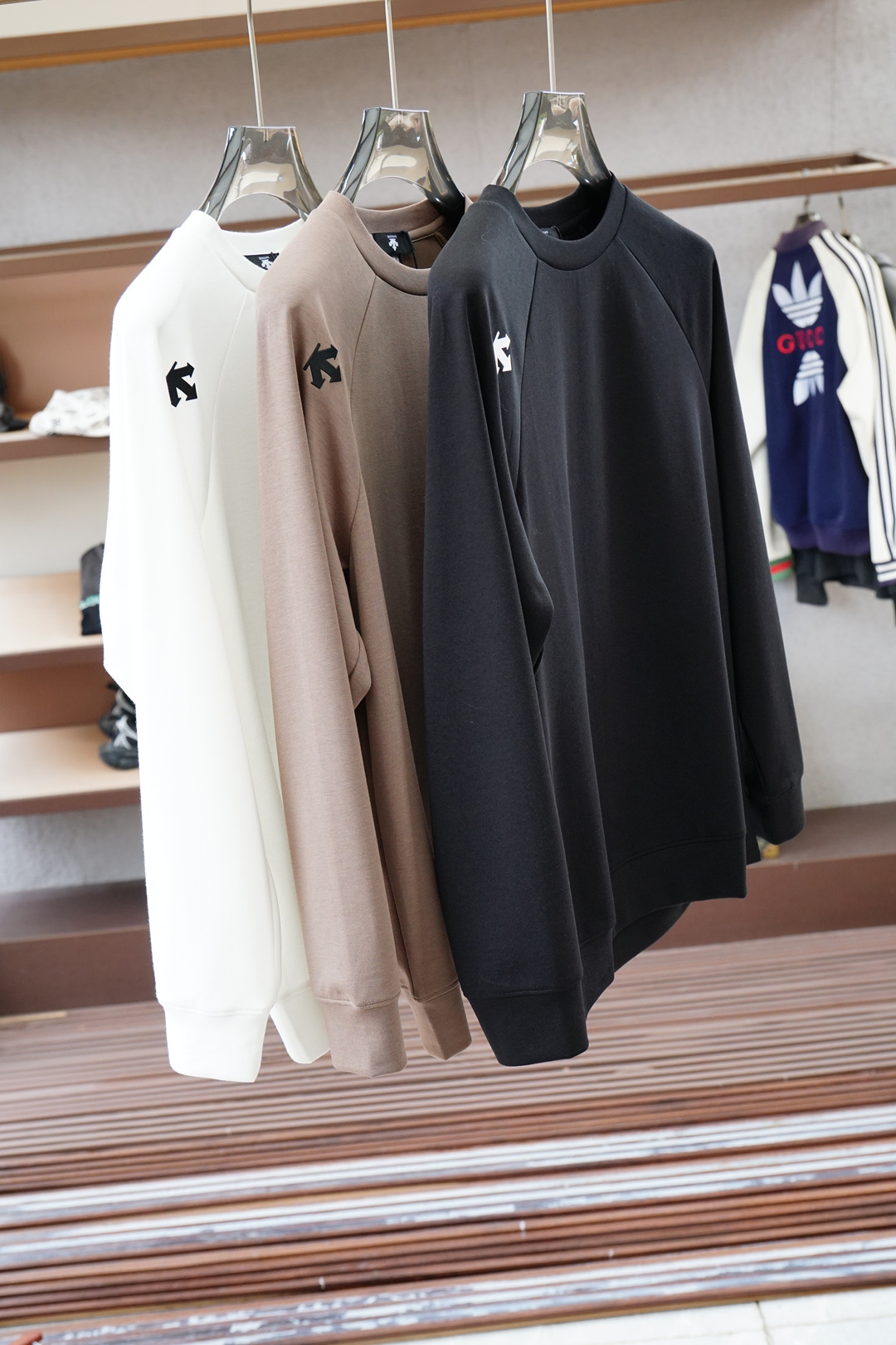 NO:538034,,Disante, Autumn and Winter New Series #Classic Basic Improper Silhouette Three-dimensional Cut Men's Round Neck Long Sleeve T-shirt, The overall feel is comfortable and smooth, light and textured, and the wear-resistant and wrinkle resistance is also extremely superior when worn for a long time. It is not easy to produce static electricity when worn, the luster is very strong, the color is very bright, the touch is smooth and comfortable to touch the skin, and it is not inferior to mulberry silk in terms of performance. The feel is very superior, comfortable and delicate, and the drooping feel is excellent. The minimalist style gives more matching possibilities, allowing you to travel between business and leisure  Walk freely, the chest is decorated with simple single pockets and unique snap buttons. It is really a simple and monotonous piece. The excellent fabric and high-quality craftsmanship complement each other, which creates this versatile and easy-to-wear long-sleeved T-shirt. Whether it is daily casual or business workplace outfit, you can make you elegant and elegant and outstanding temperament. This simple and atmospheric style must be the favorite of men. It will be very easy to match and will not make mistakes. You can wear it in a stylish way and wear it with a jacket (174-L size on the upper body)  Size M-XXXL Color: apricot/black/white,,jackets & coats,tees,t-shirt,alexander wang19860909,迪桑特,秋冬新款系列#经典基础款无可挑剔廓形立体剪裁男士圆领长袖T恤衫,整体触感舒适爽滑、轻盈有质感,久穿耐磨抗皱性能也异常的优越,穿着不容易产生静电,光泽感很强,色彩又十分的艳丽,触感柔滑贴着皮肤很舒适,性能上是不输给桑蚕丝的,手感非常的优越舒适细腻,垂感极佳,极简的款式赋予了更多搭配可能性,让你在商务与休闲之间游走自如,胸前采用简约的单口袋装饰,用了别具一格的按扣点缀,真的是很简约又不失单调感的一件了,上乘的面料与高品质工艺相辅相成,才造就了这款百搭又好穿的长袖T恤衫,不论日常休闲、还是商务职场穿搭都能让你儒雅有风骨,气质出众,这款简约大气的款式,一定是男士们的最爱,非常好搭配不会出错,单穿有型,搭配外套皆可（174-上身L码） 尺码M-XXXL 颜色:杏色/黑色/白色,,jackets & coats,tees，t-shirt,alexander wang,Men's clothing