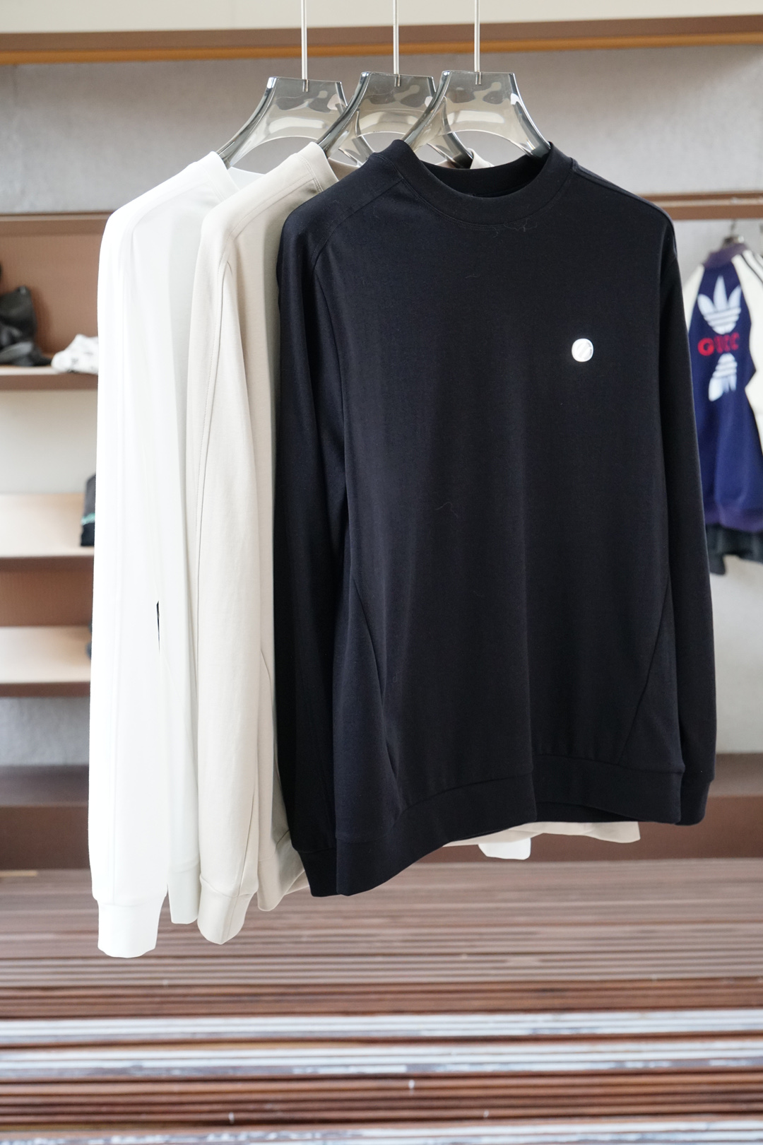 NO:538036,,Jenia - New autumn and winter series #Classic basic impeccable silhouette three-dimensional tailoring men's round neck long-sleeved T-shirt, the overall feel is comfortable and smooth, light and textured, and the wear-resistant and wrinkle resistance is also extremely superior when worn for a long time. It is not easy to produce static electricity when worn, and the luster is very strong, the color is very bright, and the touch is very smooth and comfortable to touch the skin. It is not inferior to mulberry silk in terms of performance. It feels very superior, comfortable and delicate, and has excellent drape. The minimalist style gives you more matching possibilities, allowing you to travel between business and leisure  Walk freely, the chest is decorated with simple single pockets and unique snap buttons. It is really a simple and monotonous piece. The excellent fabric and high-quality craftsmanship complement each other, which creates this versatile and easy-to-wear long-sleeved T-shirt. Whether it is daily casual or business workplace outfit, you can make you elegant and elegant and outstanding temperament. This simple and atmospheric style must be the favorite of men. It will be very easy to match and will not make mistakes. You can wear it in a stylish way and wear it with a jacket (174-L size on the upper body)  Size M-XXXL Color: apricot/black/white, zegna, jackets & coats,tees, t-shirt, alexander wang19860909,杰尼亚-秋冬新款系列#经典基础款无可挑剔廓形立体剪裁男士圆领长袖T恤衫,整体触感舒适爽滑、轻盈有质感,久穿耐磨抗皱性能也异常的优越,穿着不容易产生静电,光泽感很强,色彩又十分的艳丽,触感柔滑贴着皮肤很舒适,性能上是不输给桑蚕丝的,手感非常的优越舒适细腻,垂感极佳,极简的款式赋予了更多搭配可能性,让你在商务与休闲之间游走自如,胸前采用简约的单口袋装饰,用了别具一格的按扣点缀,真的是很简约又不失单调感的一件了,上乘的面料与高品质工艺相辅相成,才造就了这款百搭又好穿的长袖T恤衫,不论日常休闲、还是商务职场穿搭都能让你儒雅有风骨,气质出众,这款简约大气的款式,一定是男士们的最爱,非常好搭配不会出错,单穿有型,搭配外套皆可（174-上身L码） 尺码M-XXXL 颜色:杏色/黑色/白色,,zegna,jackets & coats,tees，t-shirt,alexander wang,Men's clothing