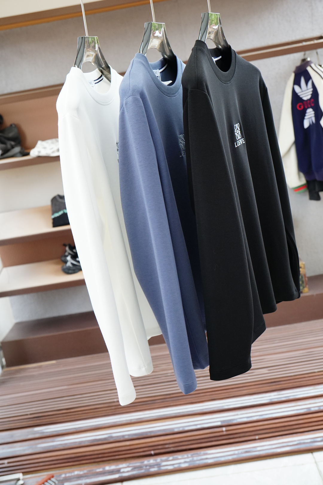 NO:538040,,Loewe  Autumn and Winter New Series #Classic Basic Improper Silhouette Three-dimensional Cut Men's Round Neck Long Sleeve T-shirt, The overall feel is comfortable and smooth, light and textured, and the wear-resistant and wrinkle resistance is also extremely superior when worn for a long time. It is not easy to produce static electricity when worn, the luster is very strong, the color is very bright, the touch is smooth and comfortable to touch on the skin, and it is not inferior to mulberry silk in terms of performance. The feel is very superior, comfortable and delicate, and the drooping feel is excellent. The minimalist style gives more matching possibilities, allowing you to wander freely between business and leisure  , the chest is decorated with simple single pockets and unique snap buttons. It is really a simple and monotonous piece. The excellent fabric and high-quality craftsmanship complement each other, which creates this versatile and easy-to-wear long-sleeved T-shirt. Whether it is daily casual or business workplace outfit, you can make you elegant and elegant and outstanding temperament. This simple and atmospheric style must be the favorite of men. It will be very easy to match and will not make mistakes. You can wear it in a single style and wear it with a jacket (174-L size on the upper body)  Size M-XXXL Color: blue black/white, loewe, loewe, jackets & coats,tees, t-shirt, alexander wang19860909,罗意威,Loewe 秋冬新款系列#经典基础款无可挑剔廓形立体剪裁男士圆领长袖T恤衫,整体触感舒适爽滑、轻盈有质感,久穿耐磨抗皱性能也异常的优越,穿着不容易产生静电,光泽感很强,色彩又十分的艳丽,触感柔滑贴着皮肤很舒适,性能上是不输给桑蚕丝的,手感非常的优越舒适细腻,垂感极佳,极简的款式赋予了更多搭配可能性,让你在商务与休闲之间游走自如,胸前采用简约的单口袋装饰,用了别具一格的按扣点缀,真的是很简约又不失单调感的一件了,上乘的面料与高品质工艺相辅相成,才造就了这款百搭又好穿的长袖T恤衫,不论日常休闲、还是商务职场穿搭都能让你儒雅有风骨,气质出众,这款简约大气的款式,一定是男士们的最爱,非常好搭配不会出错,单穿有型,搭配外套皆可（174-上身L码） 尺码M-XXXL 颜色:蓝黑色/白色,,loewe,loewe,jackets & coats,tees，t-shirt,alexander wang,Men's clothing