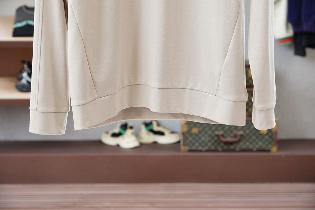 ，范思哲Versace-🆕秋冬新款系列#💐经典基础款无可挑剔廓形立体剪裁男士圆领长袖T恤衫，整体触感舒适