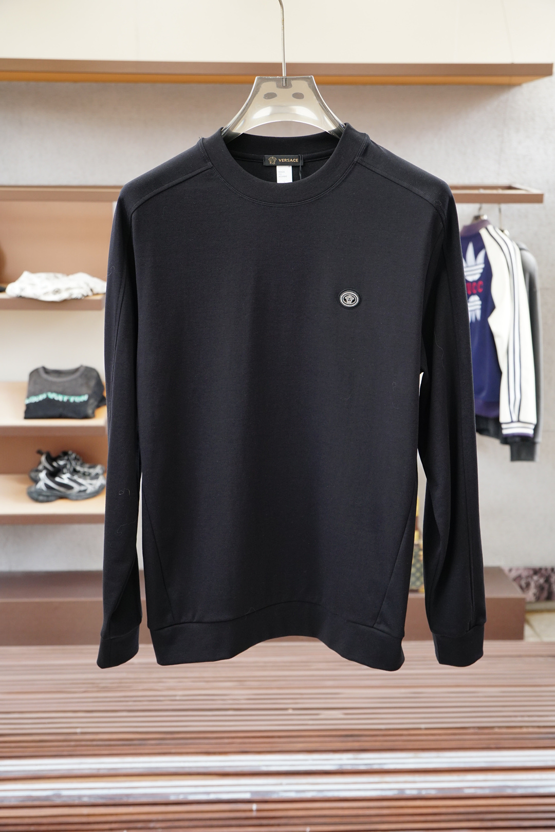 NO:661528,,Versace-Autumn and Winter New Series#Classic basic model with impeccable silhouette and three-dimensional tailoring for men's round neck long-sleeved T-shirt. The overall touch is comfortable and smooth, light and textured. It has excellent wear-resistant and anti-wrinkle properties for a long time. It is not easy to cause static when worn.  It is electric, has a strong luster, and is very colorful. It feels smooth and comfortable against the skin. Its performance is not inferior to that of mulberry silk. It feels very superior, comfortable and delicate, and has excellent drape. The minimalist style gives you more matching possibilities, allowing you to wear it in both business and leisure.  You can move freely between them. The chest is decorated with a simple single pocket and unique snap buttons. It is really a simple yet monotonous piece. The high-quality fabrics and high-quality craftsmanship complement each other to create this long-sleeved T-shirt that is versatile and easy to wear.  , whether you wear it for daily leisure or business work, it can make you elegant and elegant, with outstanding temperament. This simple and elegant style must be men's favorite. It is very easy to match and you can't go wrong. It is stylish when worn alone or paired with a jacket (174-upper body size L)  Size M-XXXL Color: apricot/black/white,versace,versace,jackets & coats,tees,t-shirt, 19860909,范思哲Versace-秋冬新款系列#经典基础款无可挑剔廓形立体剪裁男士圆领长袖T恤衫,整体触感舒适爽滑、轻盈有质感,久穿耐磨抗皱性能也异常的优越,穿着不容易产生静电,光泽感很强,色彩又十分的艳丽,触感柔滑贴着皮肤很舒适,性能上是不输给桑蚕丝的,手感非常的优越舒适细腻,垂感极佳,极简的款式赋予了更多搭配可能性,让你在商务与休闲之间游走自如,胸前采用简约的单口袋装饰,用了别具一格的按扣点缀,真的是很简约又不失单调感的一件了,上乘的面料与高品质工艺相辅相成,才造就了这款百搭又好穿的长袖T恤衫,不论日常休闲、还是商务职场穿搭都能让你儒雅有风骨,气质出众,这款简约大气的款式,一定是男士们的最爱,非常好搭配不会出错,单穿有型,搭配外套皆可（174-上身L码） 尺码M-XXXL 颜色:杏色/黑色/白色,,versace,versace,jackets & coats,tees，t-shirt, ,Men's clothing