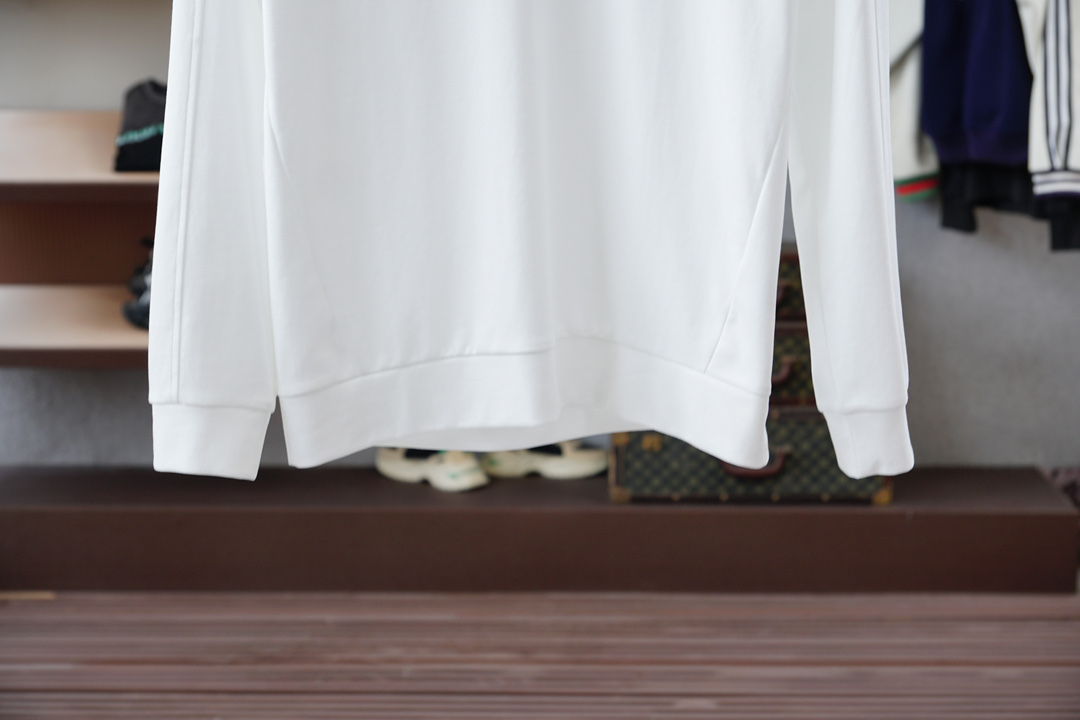 ，范思哲Versace-🆕秋冬新款系列#💐经典基础款无可挑剔廓形立体剪裁男士圆领长袖T恤衫，整体触感舒适