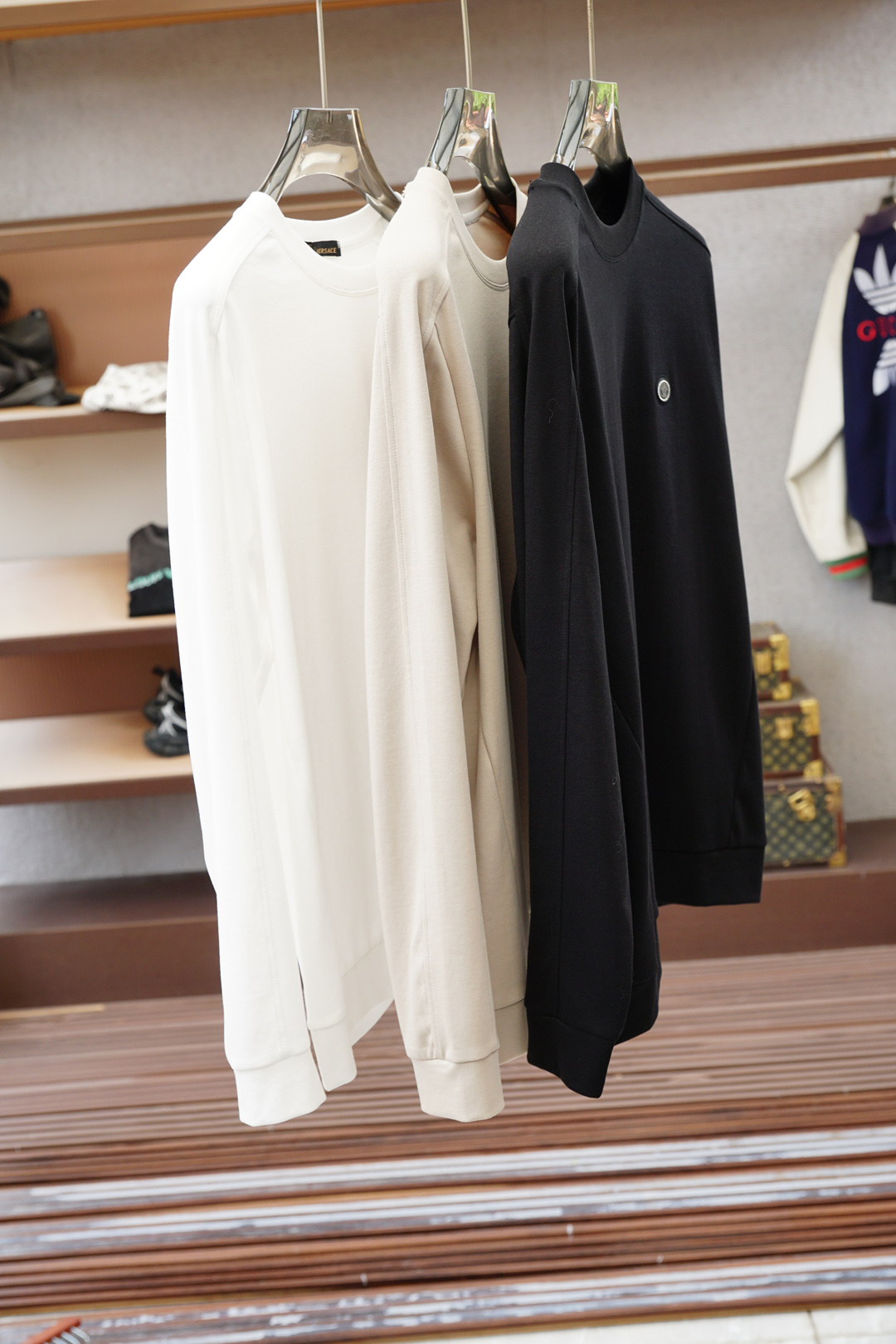 NO:538044,Versace - Autumn and Winter New Series #Classic Basic Improper Silhouette Three-dimensional Cut Men's Round Neck Long Sleeve T-shirt, The overall feel is comfortable and smooth, light and textured, and the wear-resistant and wrinkle resistance is also extremely superior when worn for a long time. It is not easy to produce static electricity when worn, the luster is very strong, the color is very bright, the touch is smooth and comfortable to touch on the skin, and it is not inferior to mulberry silk in terms of performance. The feel is very superior, comfortable and delicate, and the drooping feel is excellent. The minimalist style gives you more matching possibilities, allowing you to do business and leisure  Walking freely, the chest is decorated with simple single pockets and unique snap buttons. It is really a simple and monotonous piece. The excellent fabric and high-quality craftsmanship complement each other, which creates this versatile and easy-to-wear long-sleeved T-shirt. Whether it is daily casual or business workplace outfit, you can make you elegant and elegant and outstanding temperament. This simple and atmospheric style must be the favorite of men. It will be very easy to match and you won’t make mistakes. You can wear it in a stylish way and wear it with a jacket (174-L size on the upper body)  Size M-XXXL Color: apricot/black/white, versace, versace, jackets & coats, tees, t-shirt, alexander wang19860909,范思哲Versace-秋冬新款系列#经典基础款无可挑剔廓形立体剪裁男士圆领长袖T恤衫,整体触感舒适爽滑、轻盈有质感,久穿耐磨抗皱性能也异常的优越,穿着不容易产生静电,光泽感很强,色彩又十分的艳丽,触感柔滑贴着皮肤很舒适,性能上是不输给桑蚕丝的,手感非常的优越舒适细腻,垂感极佳,极简的款式赋予了更多搭配可能性,让你在商务与休闲之间游走自如,胸前采用简约的单口袋装饰,用了别具一格的按扣点缀,真的是很简约又不失单调感的一件了,上乘的面料与高品质工艺相辅相成,才造就了这款百搭又好穿的长袖T恤衫,不论日常休闲、还是商务职场穿搭都能让你儒雅有风骨,气质出众,这款简约大气的款式,一定是男士们的最爱,非常好搭配不会出错,单穿有型,搭配外套皆可（174-上身L码） 尺码M-XXXL 颜色:杏色/黑色/白色,,versace,versace,jackets & coats,tees，t-shirt,alexander wang,Men's clothing