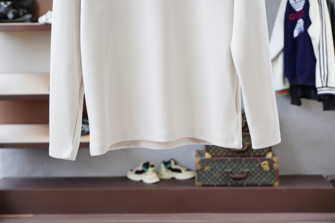 ，蒙口-🆕秋冬新款系列#💐经典基础款无可挑剔廓形立体剪裁男士圆领长袖T恤衫，整体触感舒适爽滑、轻盈有质感