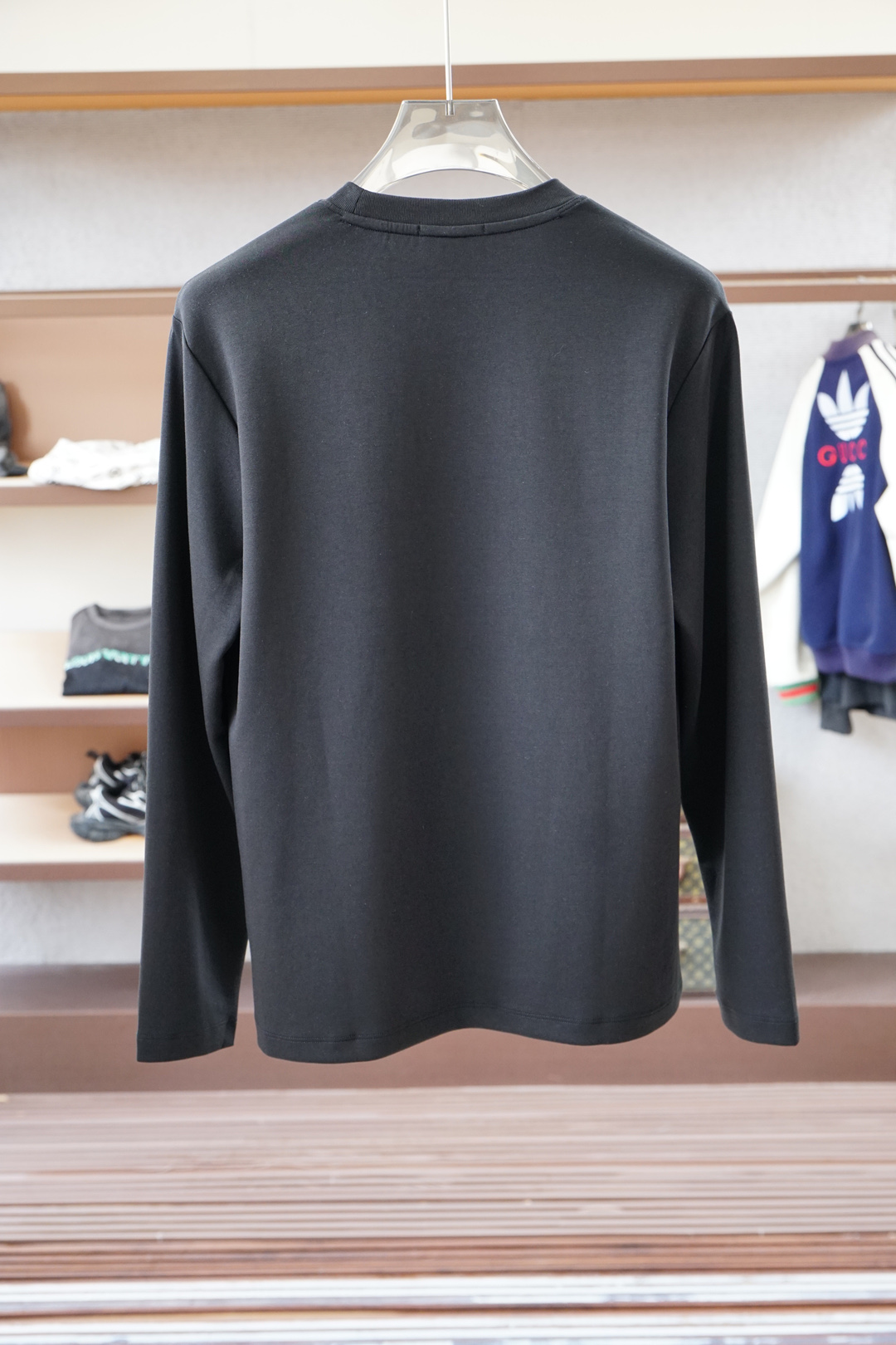 ，蒙口-🆕秋冬新款系列#💐经典基础款无可挑剔廓形立体剪裁男士圆领长袖T恤衫，整体触感舒适爽滑、轻盈有质感