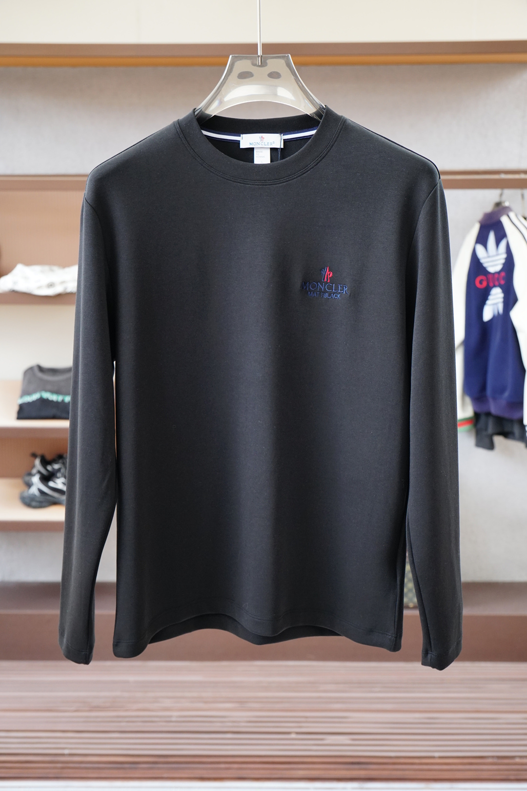 NO:538046,, cover-  Autumn and Winter New Series #Classic Basic Improper Silhouette Three-dimensional Cut Men's Round Neck Long Sleeve T-shirt, The overall feel is comfortable and smooth, light and textured, and the wear-resistant and wrinkle resistance is also extremely superior when worn for a long time. It is not easy to produce static electricity when worn, the luster is very strong, the color is very bright, the touch is smooth and comfortable to touch on the skin, and it is not inferior to mulberry silk in terms of performance. The feel is very superior, comfortable and delicate, and the drooping feel is excellent. The minimalist style gives more matching possibilities, allowing you to wander freely between business and leisure  , the chest is decorated with simple single pockets and unique snap buttons. It is really a simple and monotonous piece. The excellent fabric and high-quality craftsmanship complement each other, which creates this versatile and easy-to-wear long-sleeved T-shirt. Whether it is daily casual or business workplace outfit, you can make you elegant and elegant and outstanding temperament. This simple and atmospheric style must be the favorite of men. It will be very easy to match and will not make mistakes. You can wear it in a single style and wear it with a jacket (174-L size on the upper body)  Size M-XXXL Color: apricot/black/white, Moncler, jackets & coats,tees, t-shirt, alexander wang19860909,蒙口- 秋冬新款系列#经典基础款无可挑剔廓形立体剪裁男士圆领长袖T恤衫,整体触感舒适爽滑、轻盈有质感,久穿耐磨抗皱性能也异常的优越,穿着不容易产生静电,光泽感很强,色彩又十分的艳丽,触感柔滑贴着皮肤很舒适,性能上是不输给桑蚕丝的,手感非常的优越舒适细腻,垂感极佳,极简的款式赋予了更多搭配可能性,让你在商务与休闲之间游走自如,胸前采用简约的单口袋装饰,用了别具一格的按扣点缀,真的是很简约又不失单调感的一件了,上乘的面料与高品质工艺相辅相成,才造就了这款百搭又好穿的长袖T恤衫,不论日常休闲、还是商务职场穿搭都能让你儒雅有风骨,气质出众,这款简约大气的款式,一定是男士们的最爱,非常好搭配不会出错,单穿有型,搭配外套皆可（174-上身L码） 尺码M-XXXL 颜色:杏色/黑色/白色,,Moncler,jackets & coats,tees，t-shirt,alexander wang,Men's clothing