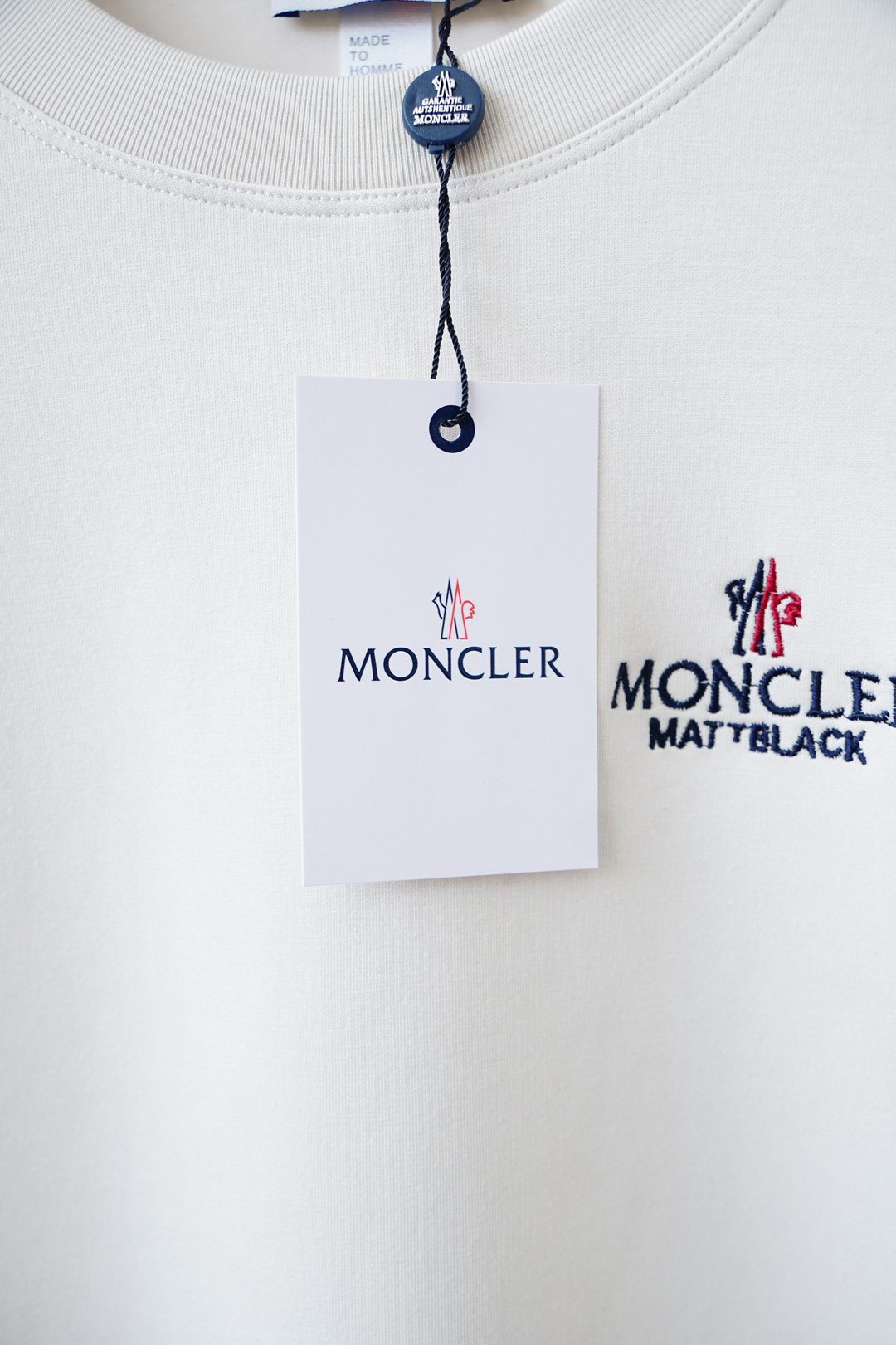 ，蒙口-🆕秋冬新款系列#💐经典基础款无可挑剔廓形立体剪裁男士圆领长袖T恤衫，整体触感舒适爽滑、轻盈有质感