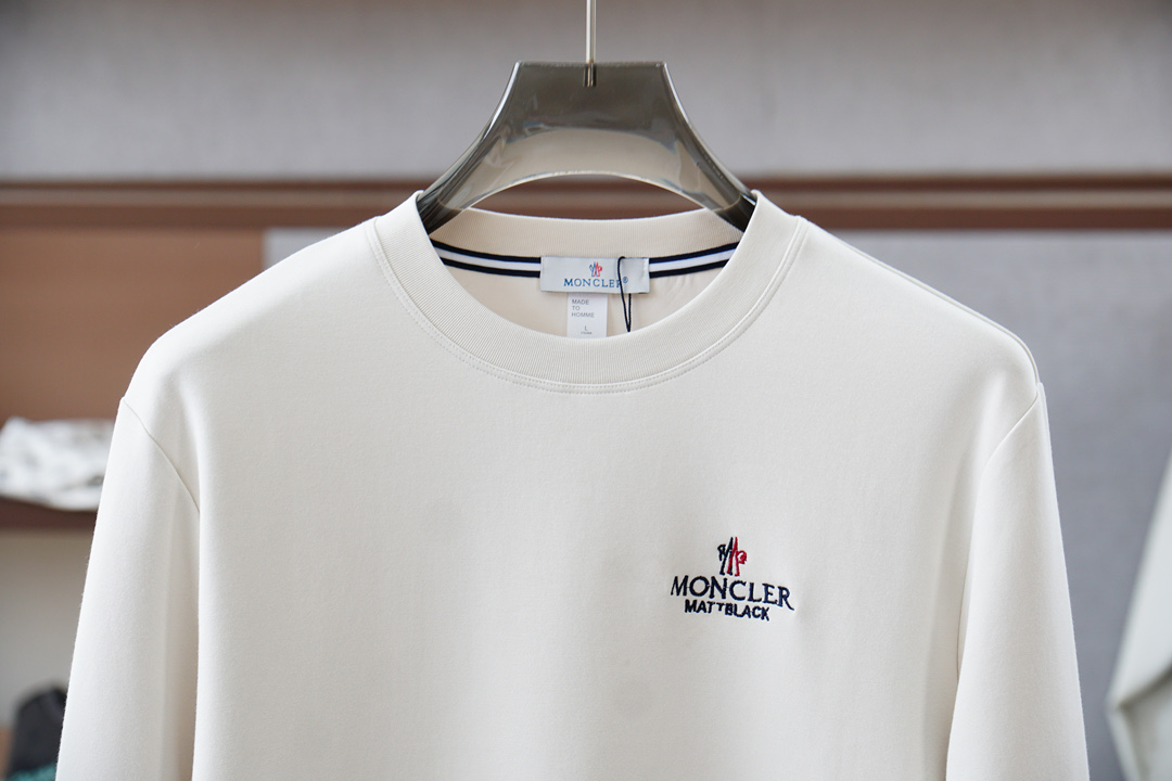 ，蒙口-🆕秋冬新款系列#💐经典基础款无可挑剔廓形立体剪裁男士圆领长袖T恤衫，整体触感舒适爽滑、轻盈有质感