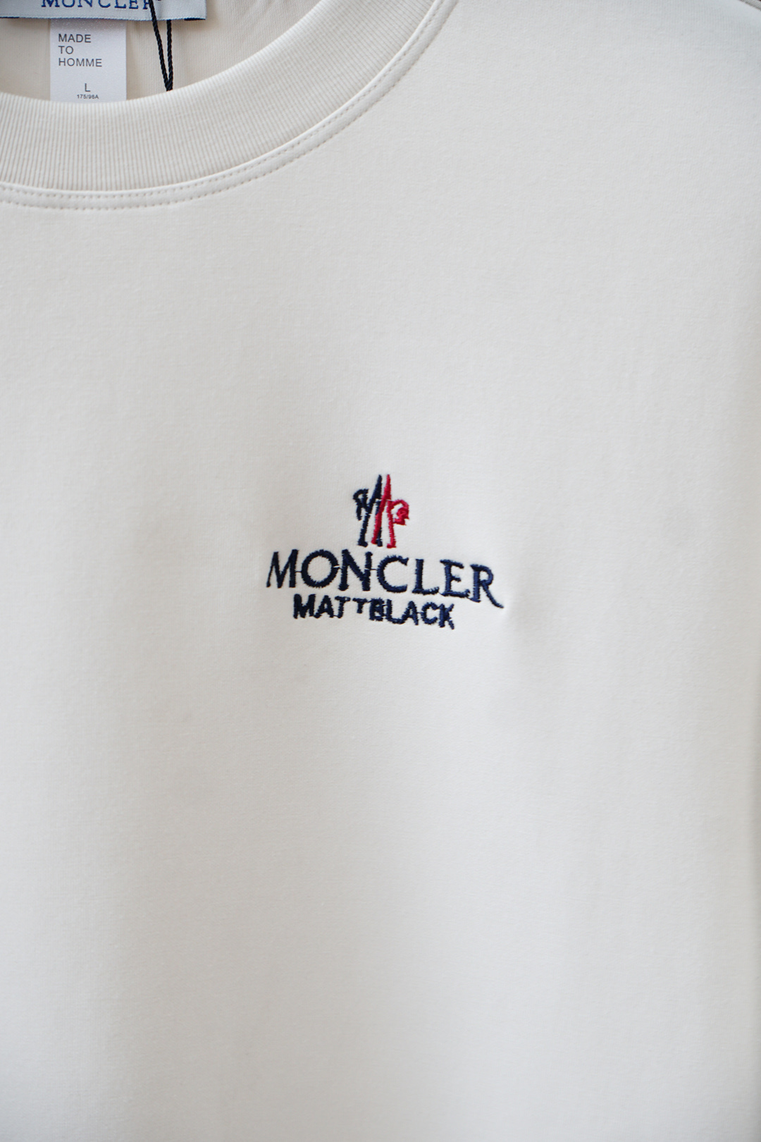 ，蒙口-🆕秋冬新款系列#💐经典基础款无可挑剔廓形立体剪裁男士圆领长袖T恤衫，整体触感舒适爽滑、轻盈有质感