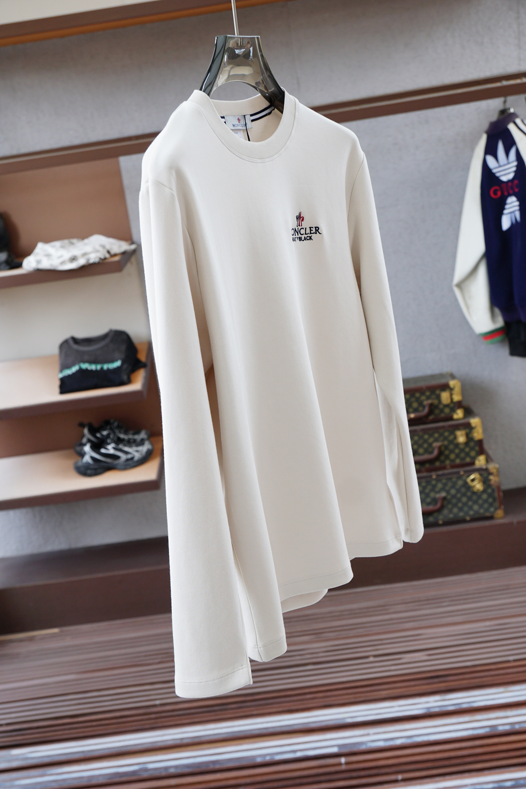 ，蒙口-🆕秋冬新款系列#💐经典基础款无可挑剔廓形立体剪裁男士圆领长袖T恤衫，整体触感舒适爽滑、轻盈有质感