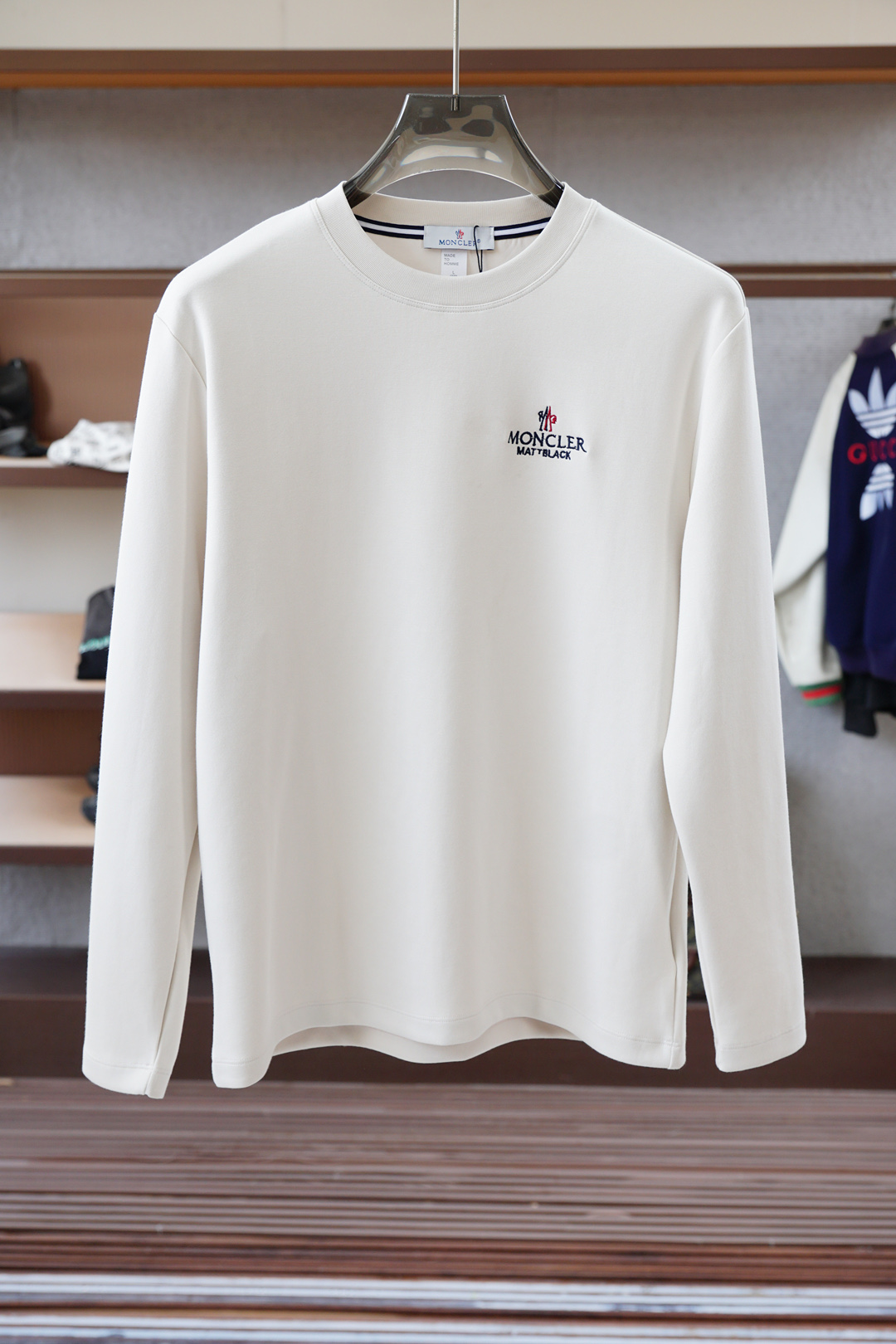 ，蒙口-🆕秋冬新款系列#💐经典基础款无可挑剔廓形立体剪裁男士圆领长袖T恤衫，整体触感舒适爽滑、轻盈有质感