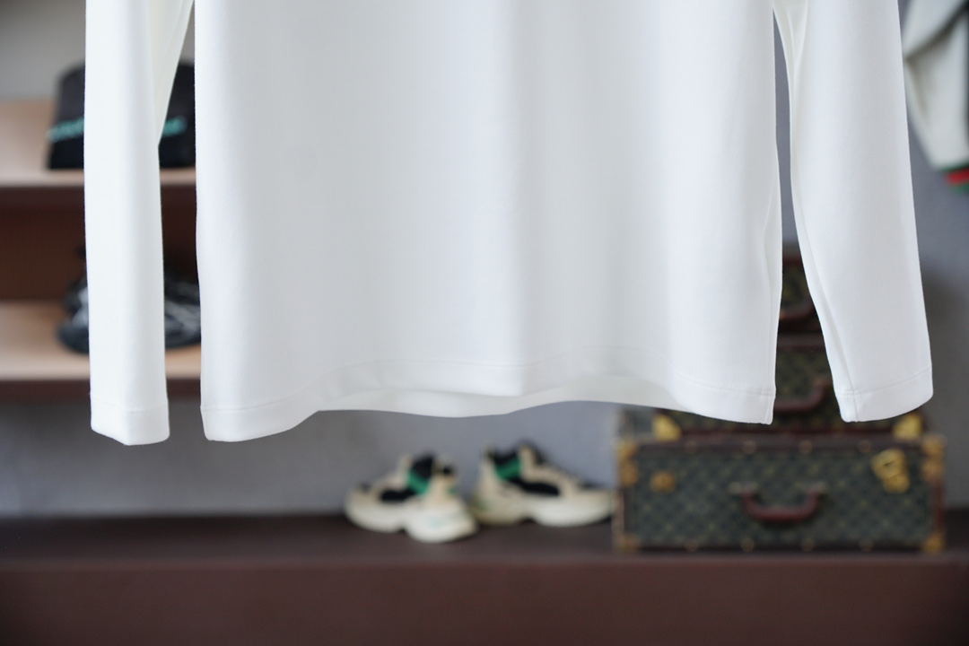 ，蒙口/🆕秋冬新款系列#💐经典基础款无可挑剔廓形立体剪裁男士圆领长袖T恤衫，整体触感舒适爽滑、轻盈有质感