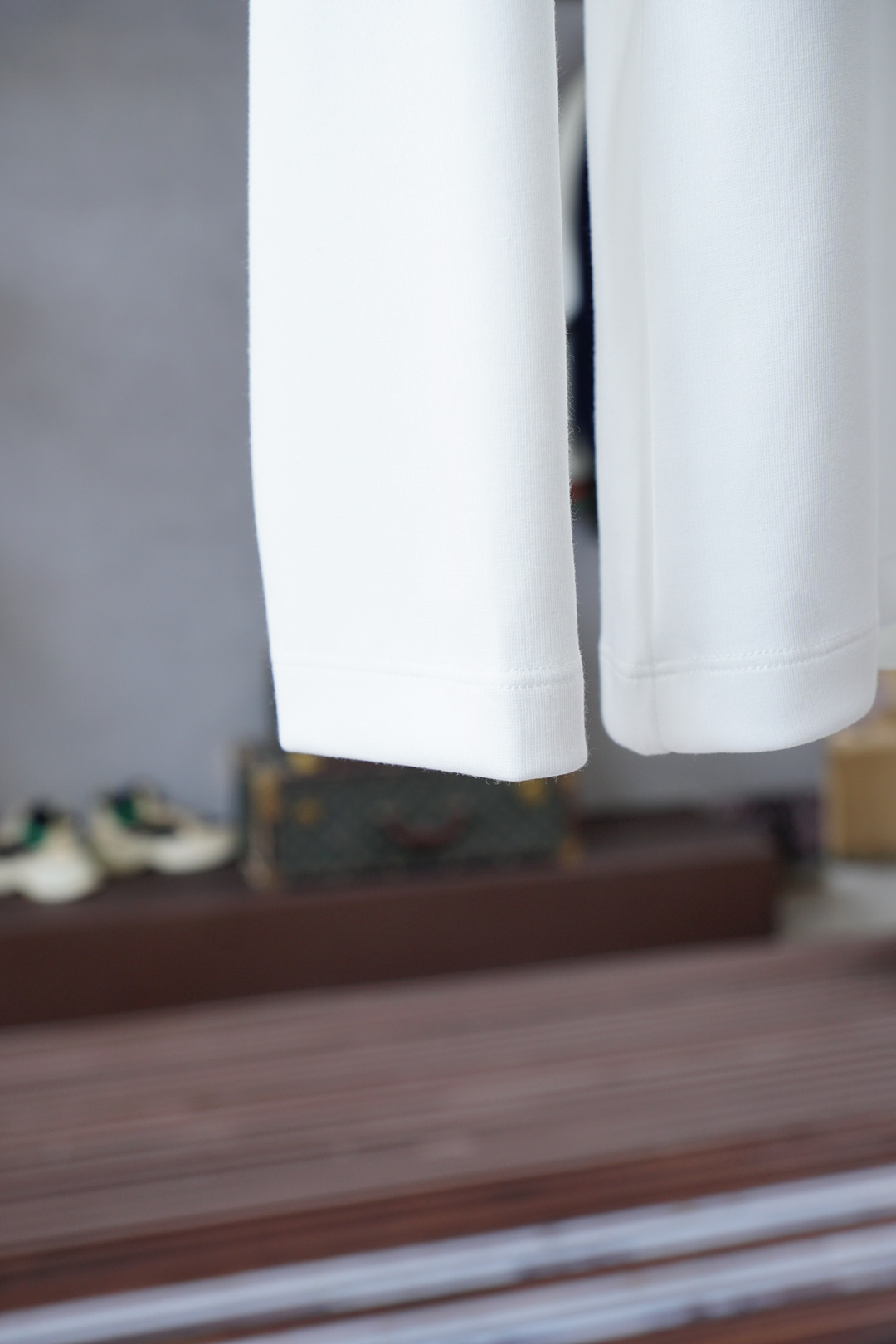 ，蒙口/🆕秋冬新款系列#💐经典基础款无可挑剔廓形立体剪裁男士圆领长袖T恤衫，整体触感舒适爽滑、轻盈有质感