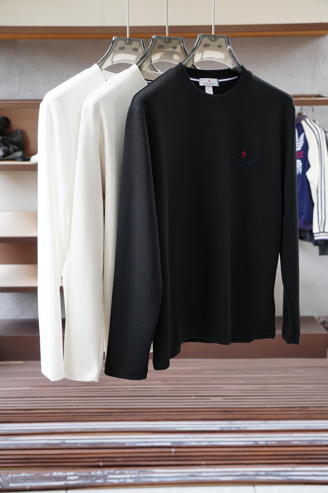 NO:538048,, cover the mouth/  Autumn and Winter New Series #Classic Basic Improper Silhouette Three-dimensional Cut Men's Round Neck Long Sleeve T-shirt, The overall feel is comfortable and smooth, light and textured, and the wear-resistant and wrinkle resistance is also extremely superior when worn for a long time. It is not easy to produce static electricity when worn, the luster is very strong, the color is very bright, the touch is smooth and comfortable to touch on the skin, and it is not inferior to mulberry silk in terms of performance. The feel is very superior, comfortable and delicate, and the drooping feel is excellent. The minimalist style gives more matching possibilities, allowing you to wander freely between business and leisure  , the chest is decorated with simple single pockets and unique snap buttons. It is really a simple and monotonous piece. The excellent fabric and high-quality craftsmanship complement each other, which creates this versatile and easy-to-wear long-sleeved T-shirt. Whether it is daily casual or business workplace outfit, you can make you elegant and elegant and outstanding temperament. This simple and atmospheric style must be the favorite of men. It will be very easy to match and will not make mistakes. You can wear it in a single style and wear it with a jacket (174-L size on the upper body)  Size M-XXXL Color: apricot/black/white, Moncler, jackets & coats,tees, t-shirt, alexander wang19860909,蒙口/ 秋冬新款系列#经典基础款无可挑剔廓形立体剪裁男士圆领长袖T恤衫,整体触感舒适爽滑、轻盈有质感,久穿耐磨抗皱性能也异常的优越,穿着不容易产生静电,光泽感很强,色彩又十分的艳丽,触感柔滑贴着皮肤很舒适,性能上是不输给桑蚕丝的,手感非常的优越舒适细腻,垂感极佳,极简的款式赋予了更多搭配可能性,让你在商务与休闲之间游走自如,胸前采用简约的单口袋装饰,用了别具一格的按扣点缀,真的是很简约又不失单调感的一件了,上乘的面料与高品质工艺相辅相成,才造就了这款百搭又好穿的长袖T恤衫,不论日常休闲、还是商务职场穿搭都能让你儒雅有风骨,气质出众,这款简约大气的款式,一定是男士们的最爱,非常好搭配不会出错,单穿有型,搭配外套皆可（174-上身L码） 尺码M-XXXL 颜色:杏色/黑色/白色,,Moncler,jackets & coats,tees，t-shirt,alexander wang,Men's clothing