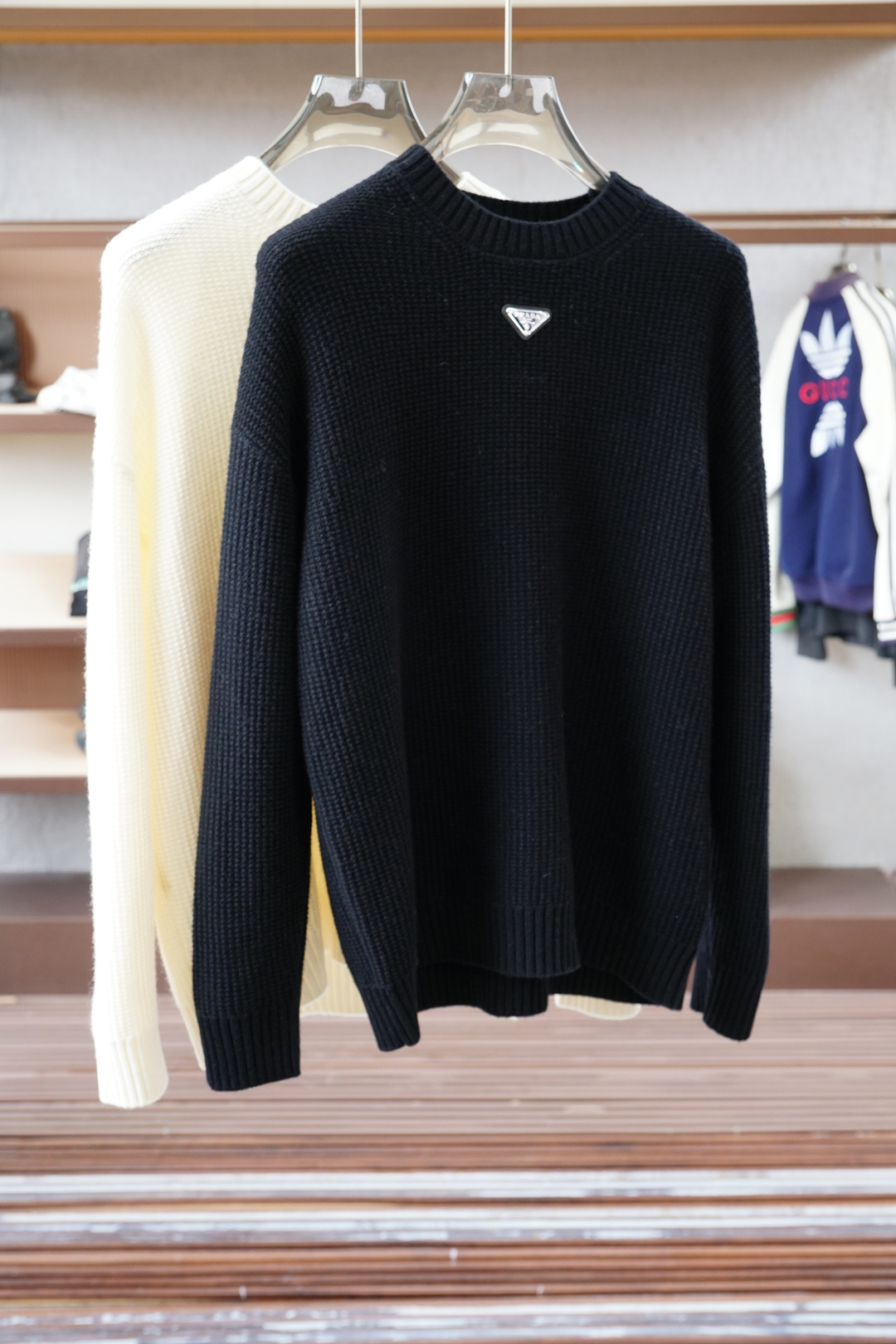 NO:538061,,Prada 2025 autumn and winter men's new style | Luxury corrugated wool blended sweater] Strictly selected 90 Australian ultra-fine merino wool and 10 precious cashmere blended, woven with unique corrugated texture, giving the fabric a three-dimensional and plump touch, combining the elastic support of wool and the soft and glutinous skin-friendly, achieving a low-key and luxurious wearing experience. It adopts three-dimensional slim cut, which is neat to fit the body but not too restricted, and the inner wear looks slim and not bloated, and can also outline a calm temperament when worn alone. The suede has been softly processed and has no itchy feeling on the skin. The fluffy and delicate yarn locks the warmth, breaks the heavy shackles of autumn and winter, and has a pilling process that resists the pilling process, and maintains a delicate appearance for a long time. The left chest is decorated with minimalist H patch embroidery logo, which is low-key to interpret the brand genes. From business commuting to casual socializing, one piece can control multiple scene needs  Classic color black/milk white Size M-XXL, prada, prada, sweaters, alexander wang19860909,Prada普拉达2025秋冬男士新款｜奢享瓦楞纹羊毛混纺毛衣】 严选90澳洲超细美丽诺羊毛与10珍贵羊绒混纺 ,以独特瓦楞肌理织造,赋予织物立体丰盈的触感 ,兼具羊毛的弹性支撑与羊绒的软糯亲肤,成就低调奢华的穿着体验 采用立体修身剪裁,利落贴合身形却不过分束缚,内搭显瘦不臃肿,单穿亦能勾勒从容气质.绒面经过柔顺处理,贴肤穿着无刺痒感 ,蓬松细腻的纱线锁住温暖,打破秋冬厚重桎梏,抗起球工艺加持,持久保持精致外观.左胸处点缀极简H贴布刺绣Logo,低调诠释品牌基因 从商务通勤到休闲社交,一件驾驭多场景需求 颜色经典黑/乳白 尺码M-XXL,,prada,prada,sweaters,alexander wang,Men's clothing