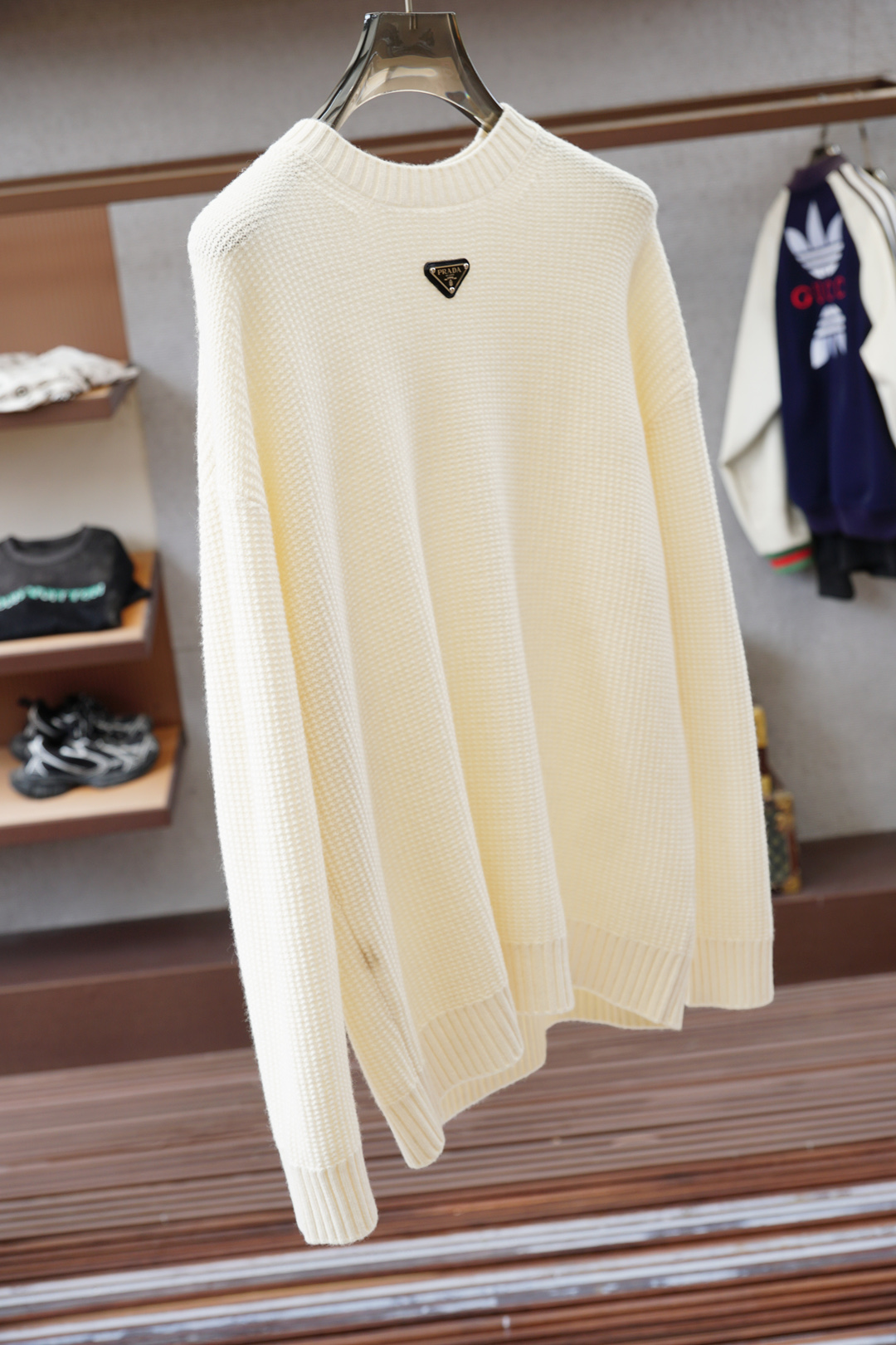 ，Prada普拉达🐠2025秋冬男士新款｜奢享瓦楞纹羊毛混纺毛衣】严选90%澳洲超细美丽诺羊毛与10%珍