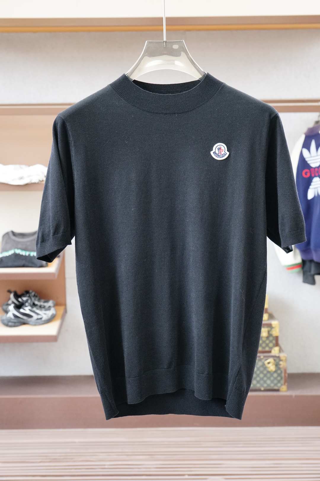 NO:538070,The 2025 autumn and winter new style for men｜Exclusive corrugated wool base coat, strictly selected 100 points/Australian ultra-fine merino wool is woven with a unique corrugated texture, giving the fabric a three-dimensional and plump touch, combining the elastic support of wool and the soft and glutinous skin-friendly of cashmere, achieving a low-key and luxurious wearing experience. It adopts three-dimensional slim cut, which is neat to fit the body but not too restricted. The inner wear looks slim and not bloated, and can also outline a calm temperament when worn alone. The suede has been softly processed and has no itchy feeling on the skin. The fluffy and delicate yarn locks the warmth, breaks the heavy shackles of autumn and winter, and resists the pilling process, and maintains a delicate appearance for a long time. The left chest is decorated with minimalist H patch embroidery logo, which is low-key to interpret the brand genes. From business commuting to casual socializing, one piece can control multiple scene needs. Classic black/white and blue color  Size M-XXL, Moncler, alexander wang19860909蒙口/2025秋冬男士新款｜奢享瓦楞纹羊毛打底衣, 严选100分/澳洲超细美丽诺羊毛以独特瓦楞肌理织造,赋予织物立体丰盈的触感 ,兼具羊毛的弹性支撑与羊绒的软糯亲肤,成就低调奢华的穿着体验 采用立体修身剪裁,利落贴合身形却不过分束缚,内搭显瘦不臃肿,单穿亦能勾勒从容气质.绒面经过柔顺处理,贴肤穿着无刺痒感 ,蓬松细腻的纱线锁住温暖,打破秋冬厚重桎梏,抗起球工艺加持,持久保持精致外观.左胸处点缀极简H贴布刺绣Logo,低调诠释品牌基因 从商务通勤到休闲社交,一件驾驭多场景需求 颜色经典黑/白蓝色 尺码M-XXL,,Moncler,alexander wang,Men's clothing