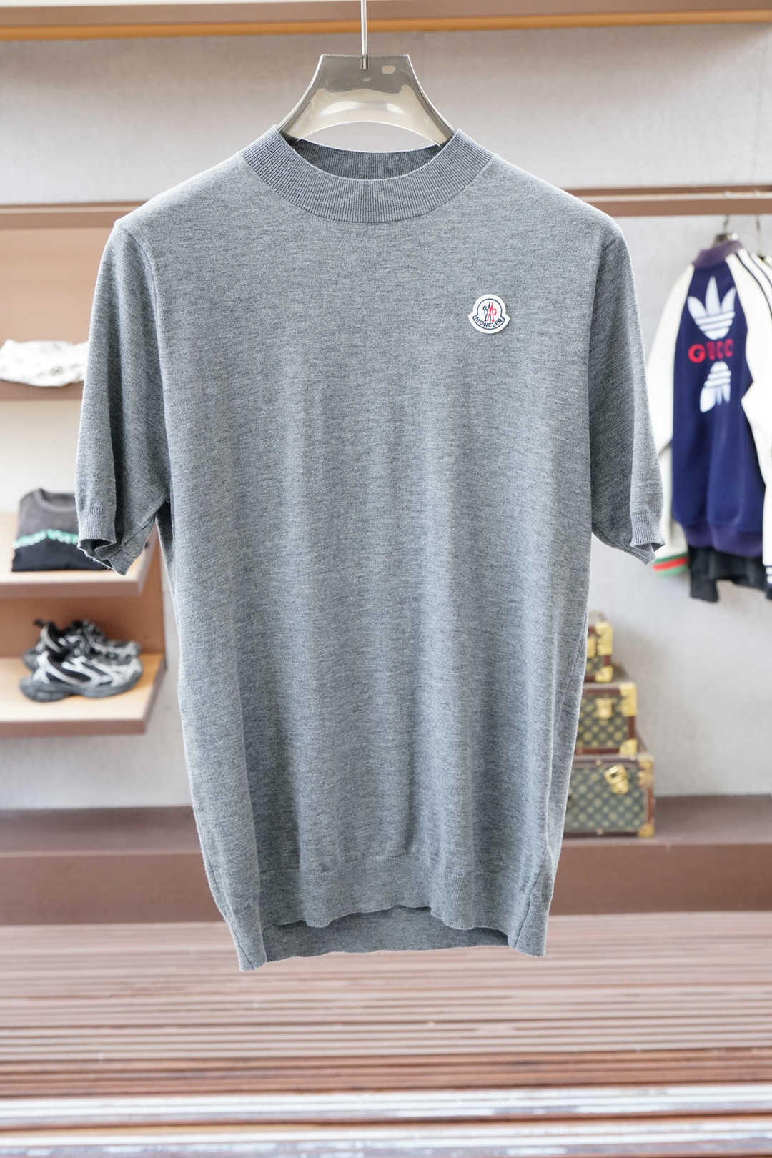 NO:538073,The 2025 autumn and winter new style for men｜Exclusive corrugated wool base coat, strictly selected 100 points/Australian ultra-fine merino wool is woven with a unique corrugated texture, giving the fabric a three-dimensional and plump touch, combining the elastic support of wool and the soft and glutinous skin-friendly of cashmere, achieving a low-key and luxurious wearing experience. It adopts three-dimensional slim cut, which is neat to fit the body but not too restricted. The inner wear looks slim and not bloated, and can also outline a calm temperament alone. The suede has been softly processed and has no itchy feeling on the skin. The fluffy and delicate yarn locks the warmth, breaking the heavy shackles of autumn and winter, and resisting the pilling process, and maintaining a delicate appearance for a long time. The left chest is decorated with minimalist H patch embroidery logo, which is low-key to interpret the brand genes. From business commuting to casual socializing, one piece can control multiple scene needs. Classic black/white blue gray color  Size M-XXL, Moncler, alexander wang19860909蒙口/2025秋冬男士新款｜奢享瓦楞纹羊毛打底衣, 严选100分/澳洲超细美丽诺羊毛以独特瓦楞肌理织造,赋予织物立体丰盈的触感 ,兼具羊毛的弹性支撑与羊绒的软糯亲肤,成就低调奢华的穿着体验 采用立体修身剪裁,利落贴合身形却不过分束缚,内搭显瘦不臃肿,单穿亦能勾勒从容气质.绒面经过柔顺处理,贴肤穿着无刺痒感 ,蓬松细腻的纱线锁住温暖,打破秋冬厚重桎梏,抗起球工艺加持,持久保持精致外观.左胸处点缀极简H贴布刺绣Logo,低调诠释品牌基因 从商务通勤到休闲社交,一件驾驭多场景需求 颜色经典黑/白蓝色灰色 尺码M-XXL,,Moncler,alexander wang,Men's clothing