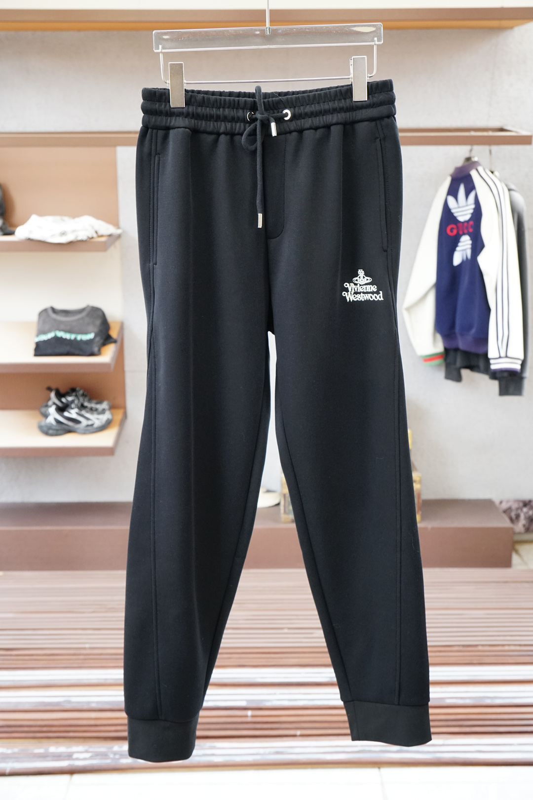 NO:538059,Queen Mother-2025 Autumn and Winter Men's Leisure Pants Watermelon Ultra-fine Pure Cotton Fabric Leisure Pants, the latest top-body style is invincible!  This pants are very versatile, elastic waist, and can be worn for daily work. They are a perfect combination of fashionable and casual and outdoor sports, so whether you wear them normally or outdoors, they are your best choice. Extreme comfort and quick sweating are the most popular key points, improving the comfort of wearing and suitable for aerobics and trail running conditions. This style is a running casual pants with an extremely wide range of applications, allowing you to naturally maintain a love for sports in summer, or you can wear them in casual life. Size M-3XL, black color, alexander wang19860909西太后-2025 秋冬男士休闲裤西瓜 超细纯棉面料休闲裤,最新款上身版型无敌正！ 绝对可以闭眼收的一款 此款裤子非常百搭,弹力腰围,日常上班 户外运动都可以穿着,是时尚休闲与户外运动的完美结合,所以无论您平时穿或者户外穿都是您的最佳选择. 极致舒适和快速排汗是备受青睐的重点,提升穿着舒适度,适合有氧运动和越野跑条件下穿着,此款是一件适用范围极其广泛的跑步休闲裤,让你在夏天自然可以保持对运动热爱,也可以在休闲生活中穿着 尺码M-3XL, 颜色黑色,,alexander wang,Men's clothing