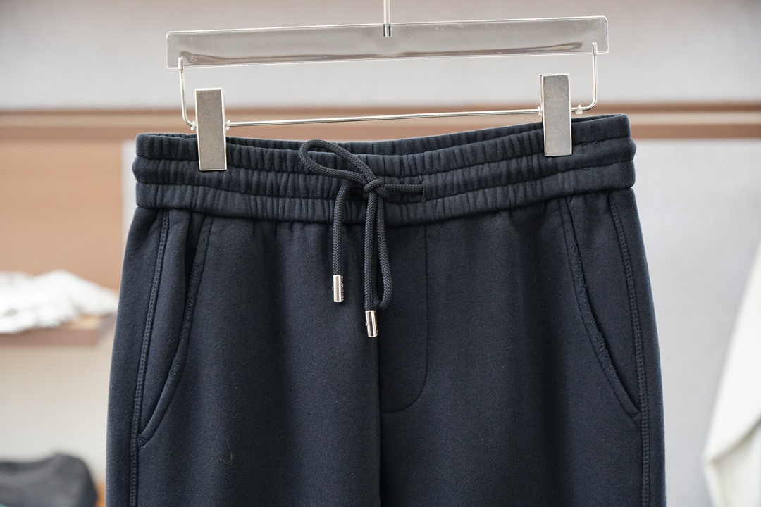 巴黎世家-2025 秋冬男士休闲裤西瓜超细纯棉面料休闲裤，最新款上身版型无敌正！绝对可以闭眼收的一款此款