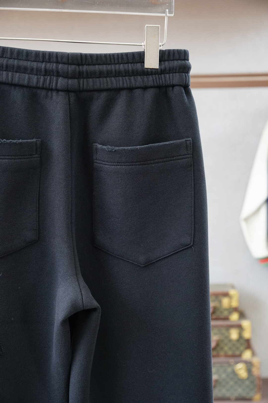 巴黎世家-2025 秋冬男士休闲裤西瓜超细纯棉面料休闲裤，最新款上身版型无敌正！绝对可以闭眼收的一款此款