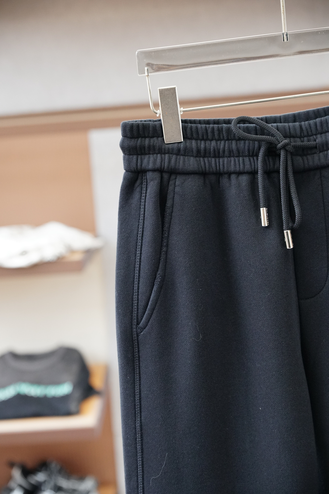 巴黎世家-2025 秋冬男士休闲裤西瓜超细纯棉面料休闲裤，最新款上身版型无敌正！绝对可以闭眼收的一款此款