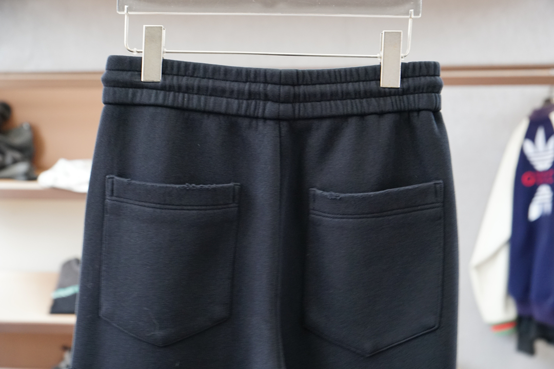 巴黎世家-2025 秋冬男士休闲裤西瓜超细纯棉面料休闲裤，最新款上身版型无敌正！绝对可以闭眼收的一款此款