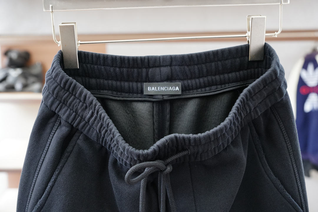 巴黎世家-2025 秋冬男士休闲裤西瓜超细纯棉面料休闲裤，最新款上身版型无敌正！绝对可以闭眼收的一款此款