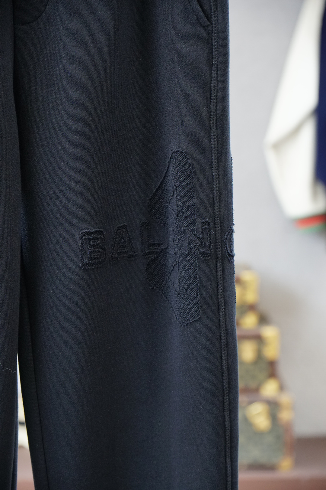 巴黎世家-2025 秋冬男士休闲裤西瓜超细纯棉面料休闲裤，最新款上身版型无敌正！绝对可以闭眼收的一款此款