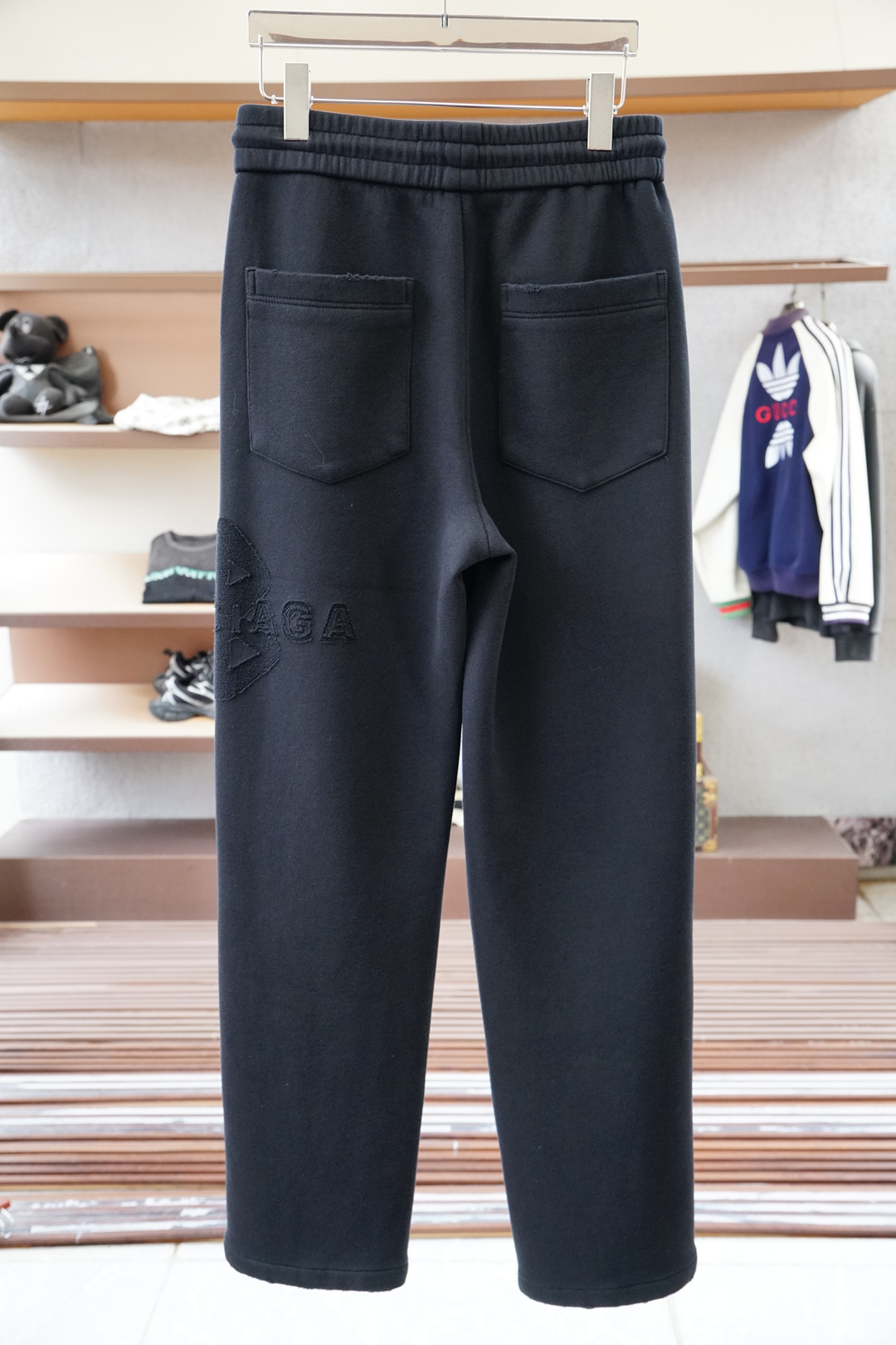 巴黎世家-2025 秋冬男士休闲裤西瓜超细纯棉面料休闲裤，最新款上身版型无敌正！绝对可以闭眼收的一款此款