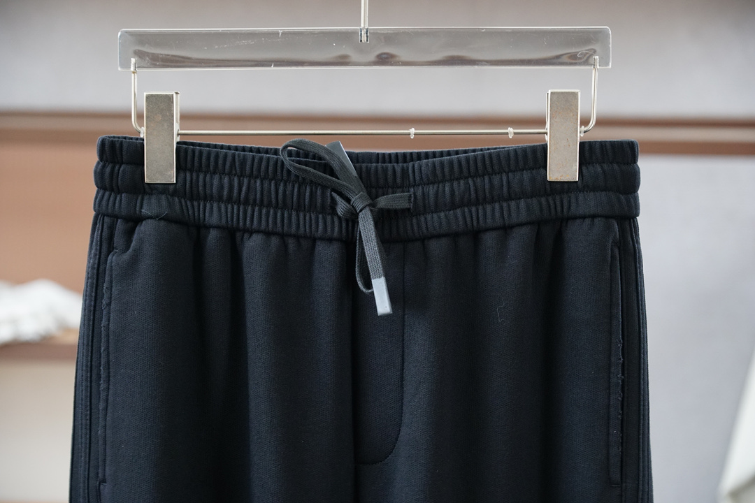 巴黎世家-2025 秋冬男士休闲裤西瓜超细纯棉面料休闲裤，最新款上身版型无敌正！绝对可以闭眼收的一款此款