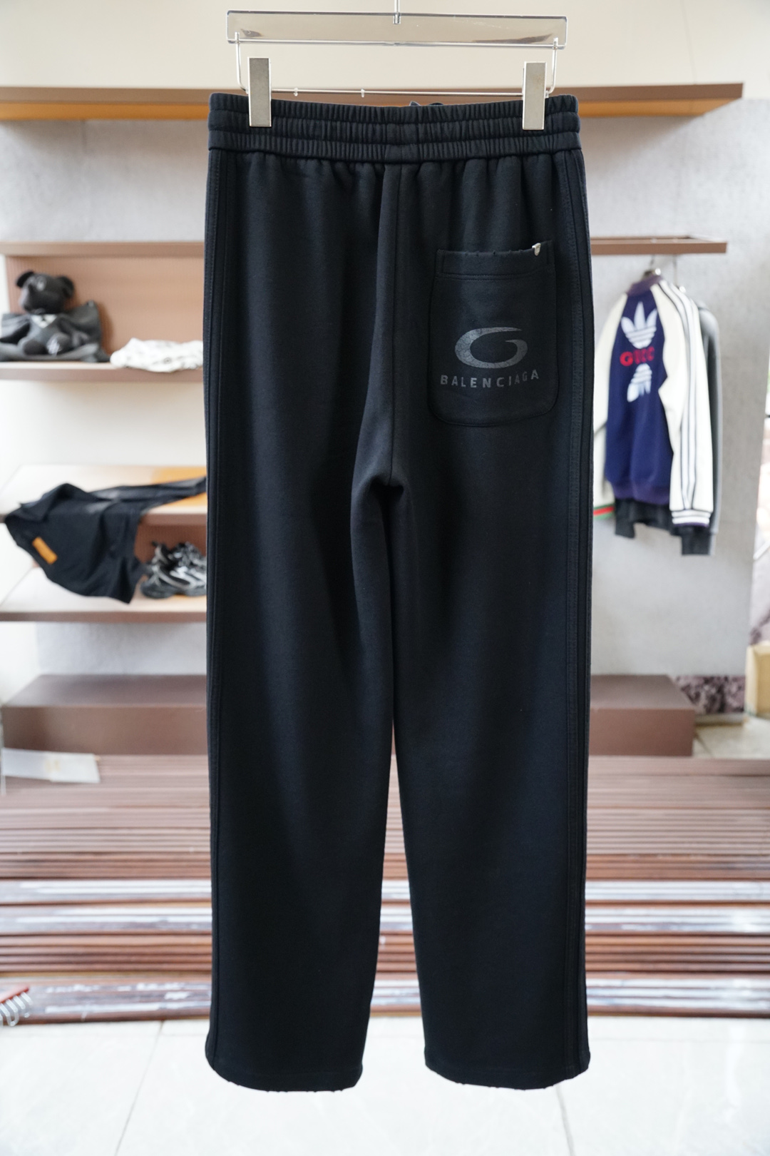 巴黎世家-2025 秋冬男士休闲裤西瓜超细纯棉面料休闲裤，最新款上身版型无敌正！绝对可以闭眼收的一款此款