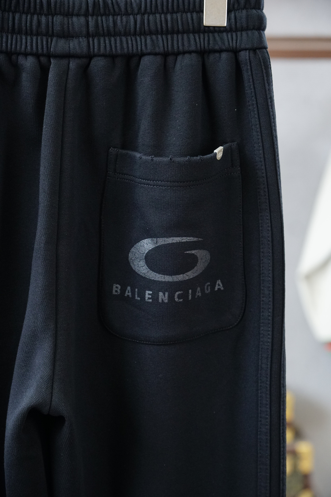 巴黎世家-2025 秋冬男士休闲裤西瓜超细纯棉面料休闲裤，最新款上身版型无敌正！绝对可以闭眼收的一款此款