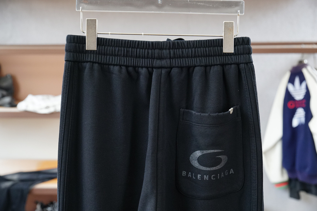 巴黎世家-2025 秋冬男士休闲裤西瓜超细纯棉面料休闲裤，最新款上身版型无敌正！绝对可以闭眼收的一款此款