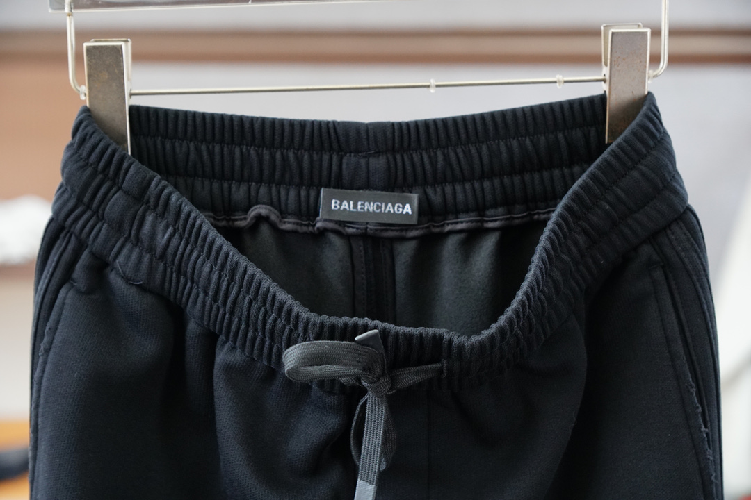 巴黎世家-2025 秋冬男士休闲裤西瓜超细纯棉面料休闲裤，最新款上身版型无敌正！绝对可以闭眼收的一款此款