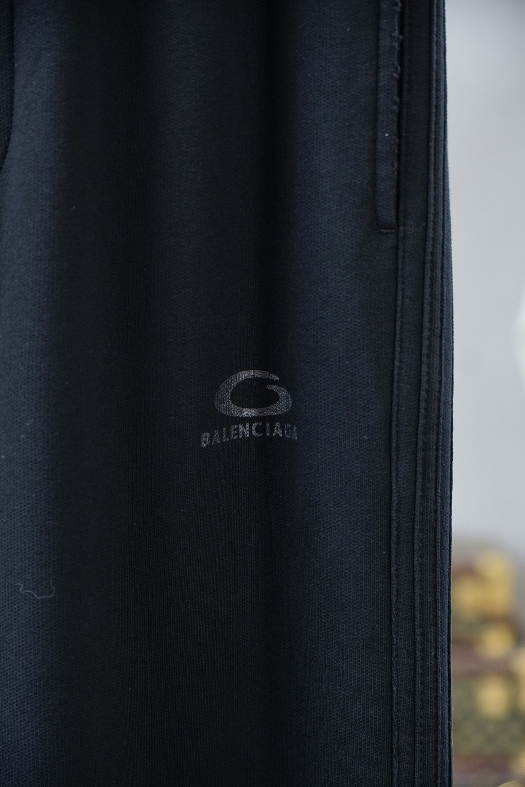 巴黎世家-2025 秋冬男士休闲裤西瓜超细纯棉面料休闲裤，最新款上身版型无敌正！绝对可以闭眼收的一款此款