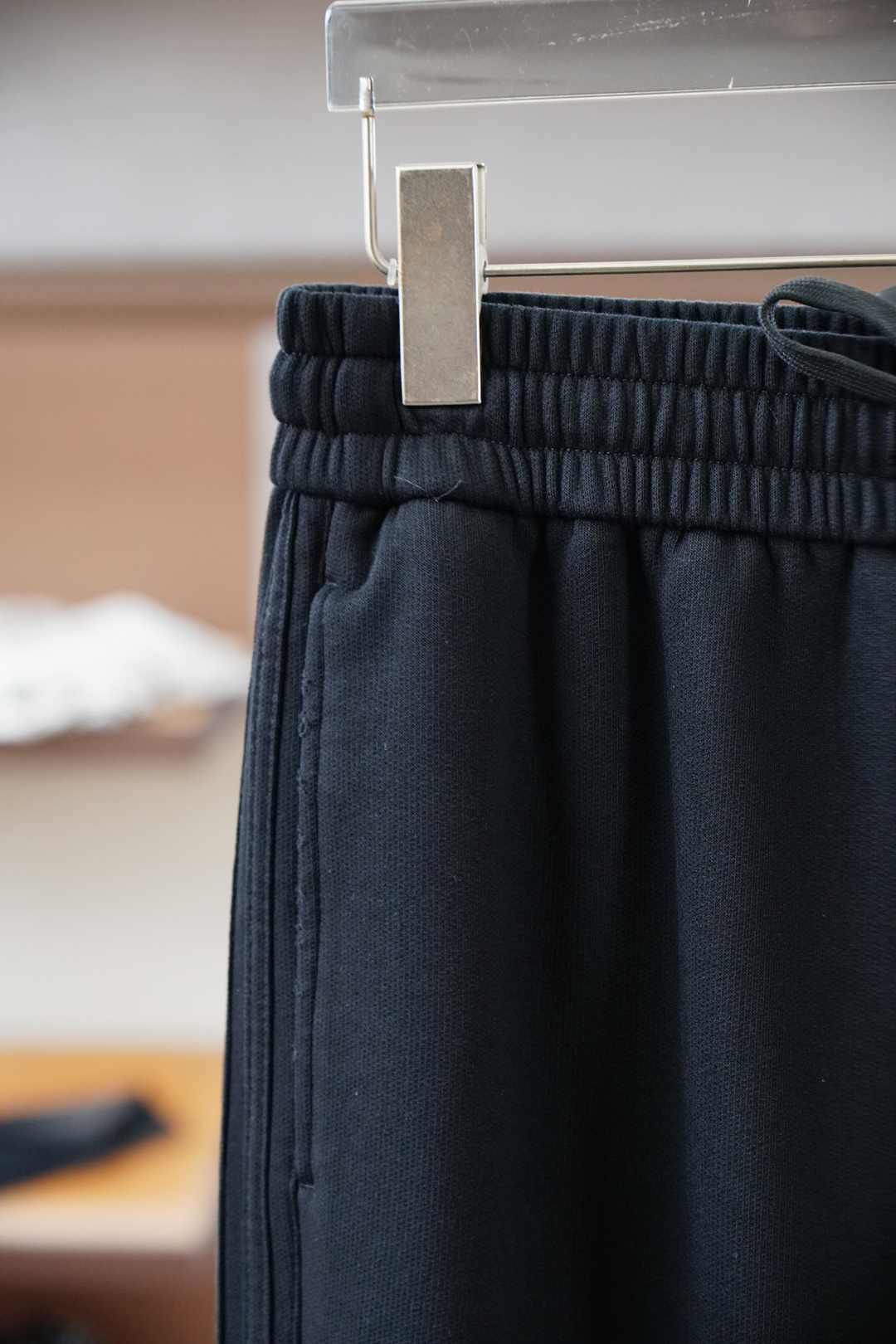 巴黎世家-2025 秋冬男士休闲裤西瓜超细纯棉面料休闲裤，最新款上身版型无敌正！绝对可以闭眼收的一款此款