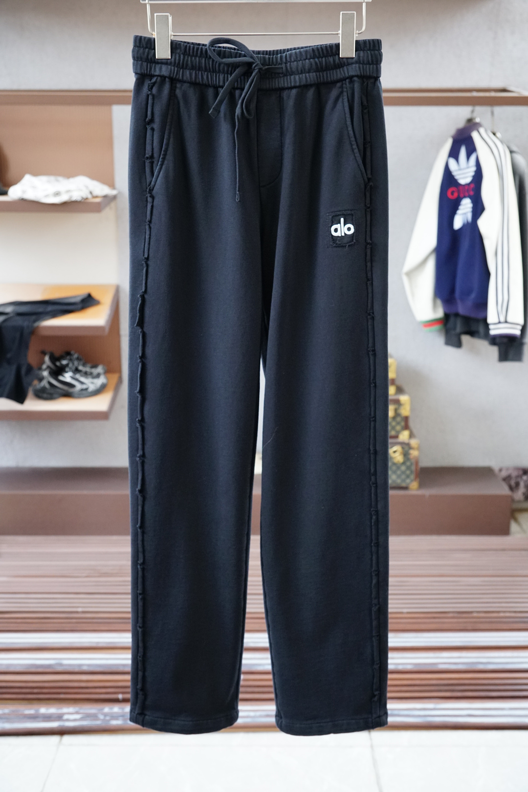 NO:538068,Oupa/2025 autumn and winter men's casual pants watermelon super fine cotton casual pants, the latest top-body style is invincible!  This pants are very versatile, elastic waist, and can be worn for daily work. They are a perfect combination of fashionable and casual and outdoor sports, so whether you wear them normally or outdoors, they are your best choice. Extreme comfort and quick sweating are the most popular key points, improving the comfort of wearing and suitable for aerobics and trail running conditions. This style is a running casual pants with an extremely wide range of applications, allowing you to naturally maintain a love for sports in summer, or you can wear them in casual life. Size M-3XL, black color, alexander wang19860909欧跑/2025 秋冬男士休闲裤西瓜 超细纯棉面料休闲裤,最新款上身版型无敌正！ 绝对可以闭眼收的一款 此款裤子非常百搭,弹力腰围,日常上班 户外运动都可以穿着,是时尚休闲与户外运动的完美结合,所以无论您平时穿或者户外穿都是您的最佳选择. 极致舒适和快速排汗是备受青睐的重点,提升穿着舒适度,适合有氧运动和越野跑条件下穿着,此款是一件适用范围极其广泛的跑步休闲裤,让你在夏天自然可以保持对运动热爱,也可以在休闲生活中穿着 尺码M-3XL, 颜色黑色,,alexander wang,Men's clothing