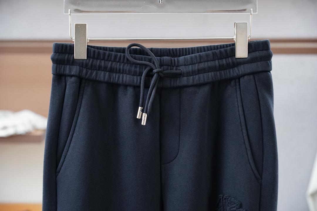 巴黎世家-2025 秋冬男士休闲裤西瓜超细纯棉面料休闲裤，最新款上身版型无敌正！绝对可以闭眼收的一款此款